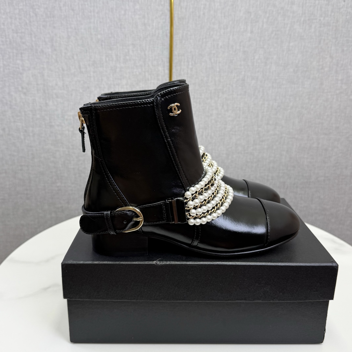 NO:615678,CHANE*｜Xiaoxiang's classic pearl chain color-blocked thick-heeled short boots. The classic pearl chain is dreamily linked with the iconic double-C belt buckle. Each round pearl carries the brand's exquisite aesthetics. The chain sways lightly when walking, playing a smart fashion movement. The color-blocking design of the upper is bold and eye-catching. The collision and splicing of different textures of leather outlines a unique visual layer and injects a touch of unique vitality into the monotonous winter. Whether it is a soft light tone or a rich dark color combination  It can be perfectly integrated into various styles and easily controlled. The thick heel height is just right, giving stable support to your feet, allowing you to confidently show elegant steps in every step. It not only fits the capable aura in the workplace, but also becomes the focus of the dinner party. It truly combines fashion and comfort and becomes a timeless style code in your shoe cabinet. The fabric is made of original custom lambskin, and the lining of the feet is all sheepskin. The heel height is 3.5cm, and the Italian imported genuine leather outsole  size35-39 (40/41 customized), boots, chanel, boots, sheepskin, Leather soles19860909CHANE*｜小香经典珍珠链条拼色粗跟短靴 经典珍珠链条与标志性双C皮带扣梦幻联动 每一颗圆润珍珠都承载着品牌对精致美学 链条在行走间轻盈晃动 奏响灵动的时尚乐章. 鞋面的拼色设计大胆又吸睛 不同质感皮革的碰撞拼接 勾勒出独特的视觉层次 为单调冬日注入一抹别样活力 无论柔和浅调 还是浓郁深色系搭配 它都能完美融入轻松驾驭各种风格. 粗跟高度恰到好处 给予双脚稳定支撑 让你在每一步中都能自信展现优雅步伐 既契合职场的干练气场 又能成为晚宴派焦点 真正做到将时髦与舒适兼得 成为你鞋柜中永不过时的风格密码. 面料采用原版定制小羊皮 内里垫脚均为羊皮 跟高3.5cm 意大利进口真皮大底 size35-39（40/41定制）,靴子,chanel,boots,sheepskin,Leather soles,Women's Shoes