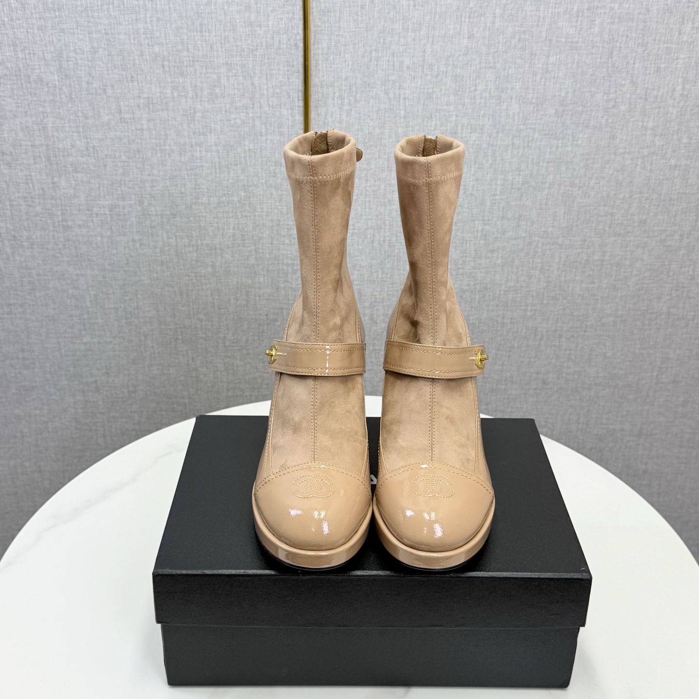 𝐂𝐇𝐀𝐍𝐄𝐋 | Se lanzan recientemente las nuevas sandalias elásticas estilo pasarela de primavera y verano de Xiaoxian…