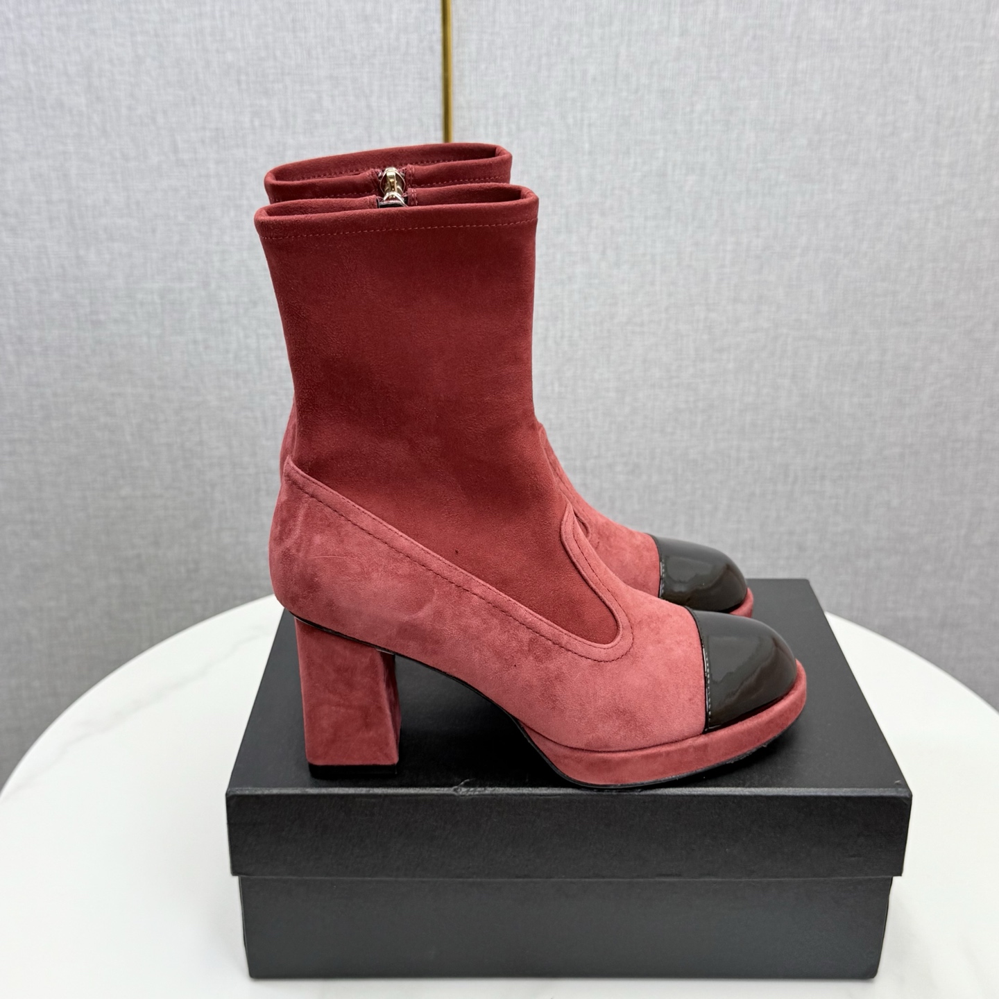 NO:615671,| Xiaoxiang's 2025 spring and summer new catwalk style stretch sandals short/long series are new. The absolute masterpiece in the fashion circle. The combination will interpret the meticulous, minimalist and classic elements that will never fade away. It will show a unique dressing style that is too beautiful to say. A must-have for summer... ━━━━━ t ━━━━━ Patent leather upper, sheepskin lining  Outsole Genuine leather sole Shoe size: 35-39 (40, 41 customization is not returnable), boots, boots, sheepskin19860909| 小香 2025 春夏新品走秀款弹力凉靴短/长系列上新 时尚圈的绝绝子 搭配将演绎着细致 极简 永不褪去的经典元素 展现与众不同的穿搭风格美到无话可说 夏季必入款…… ━━━━━ t ━━━━━ 鞋面漆皮 内里羊皮 大底真皮底 鞋码: 35-39（40、41定制不退换）,靴子,boots,sheepskin,Women's Shoes