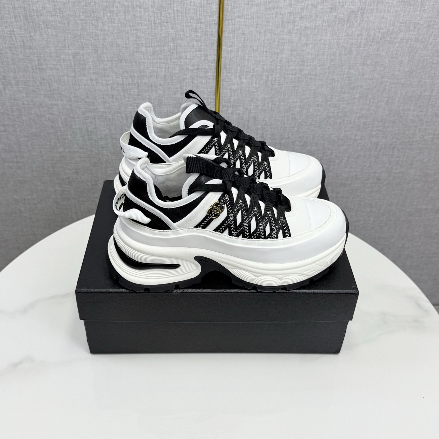 NO:615667,Chanel Chanel panda shoes!  2025 counter top casual sports shoes This classic design; the upper is in the style of electric embroidery with various craftsmanship; the outsole is fashionable and sporty; it incorporates a variety of color matching elements... The diversified mix and match is very good-looking and versatile, casual, fashionable, sports, and outdoor can be taken into account... Go material The upper is made of original imported first-layer silk cowhide + original waterproof cloth + original first-layer cowhide. The lining is made of original sheep lining + mesh outsole based on the original TPU combination outsole.  Counter boutique package complete set for women 35-41, casual shoes/sports shoes, chanel, chanel, sneakers, cowhide19860909Chanel香奈儿熊猫鞋！2025专柜顶级休闲款运动鞋 这款经典设计；鞋面多种工艺电绣的风格；大底却时尚运动；不平凡的拥入了多种配色元素…… 多元化混搭非常好看百搭,休闲,时尚,运动,户外都能兼顾…… Go 材料 鞋面采用 原版进口头层丝绸牛皮+原版防水布+原版头层牛皮 内里采用 原版羊里+网 大底根据 原版TPU组合大底 专柜精品包装全套女35–41,休闲鞋/运动鞋,chanel,chanel,sneakers,cowhide,Women's Shoes