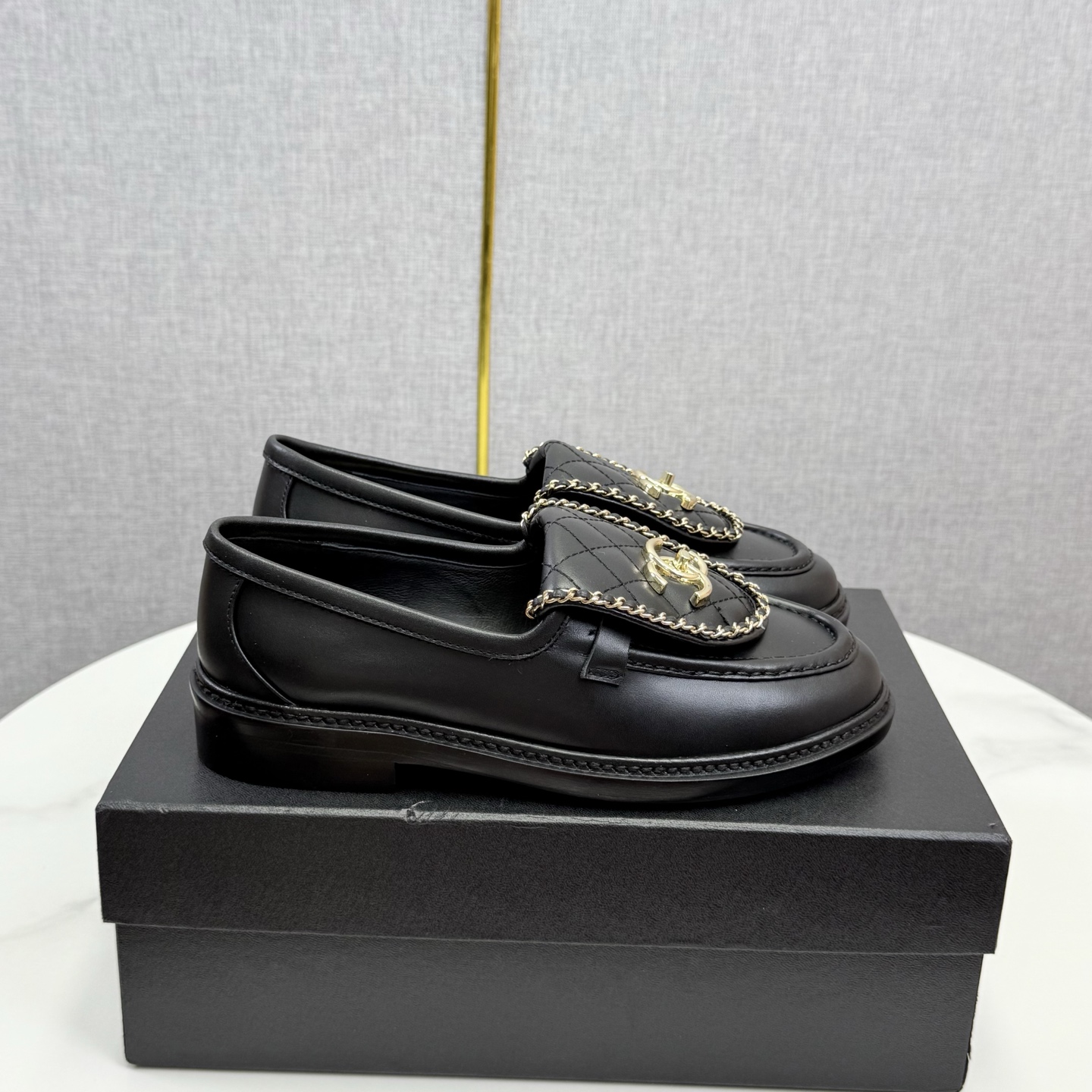 NO:481345,CHANE*｜Xiaoxiang Classic Flip Chain Double C School Bag Buckle Loafers This pair of loafers is undoubtedly a perfect fusion of elegance and modernity. The iconic double C School Bag Buckle with the chain is the finishing touch. The round metal buckle is exquisite and retro, which collides with the Academy style playfulness and elegance, carries the brand's century-old fashion heritage, and is a tribute to the classics. The flip design is unique and cleverly hides the traces of time, and adds casualness. Walking while the chain sways, plays fashionable rhythm, and easily wanders in commuting and casual occasions. From simple jeans to exquisite suits, from playful short skirts to capable wide-leg pants, it can all be perfectly adapted and becomes the soul of the outfit and easily enhances the overall style. The upper is made of original custom cowhide, the inner foot pads are all silk sheepskin, and the Italian imported leather large bottom  size35-39 (customized by 40/41), loafers, chanel, loafers, skirts, jeans, business suit, cowhide, sheepskin, Leather soles19860909CHANE*｜小香经典翻盖链条双C 书包扣乐福鞋 这双乐福鞋无疑是优雅与摩登的完美融合. 标志性的双C书包扣搭配链条 是点睛之笔. 圆润金属扣精致复古 碰撞出学院风的俏皮与优雅, 承载品牌百年时尚底蕴 是对经典的致敬. 翻盖设计独具匠心 不仅巧妙隐藏岁月痕迹 更添随性洒脱 行走间 链条轻晃 奏响时尚韵律 轻松游走于通勤与休闲场合. 从简约牛仔裤到精致小西装 从俏皮短裙到干练阔腿裤,它皆能完美适配 成为穿搭的灵魂所在 轻松提升整体格调. 鞋面采用原版定制牛皮 内里垫脚均为丝绸羊皮 意大利进口真皮大底 size35-39（40/41定制）,乐福鞋,chanel,loafers,skirts,jeans,business suit,cowhide,sheepskin,Leather soles,Women's Shoes
