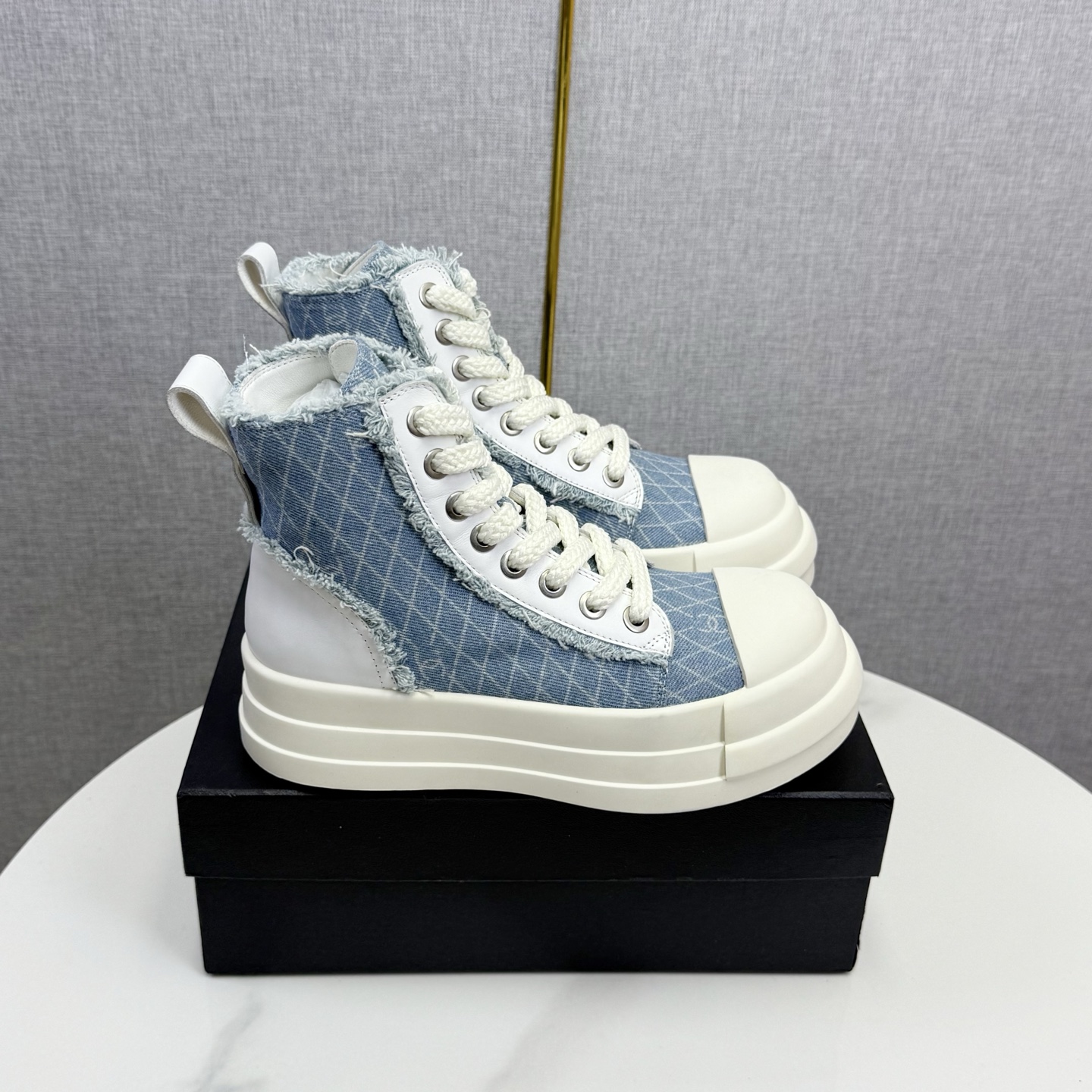 NO:481330,Little fragrance short boots, a must-have item for this autumn and winter!  !  Chanel's hot short boots in autumn and winter, Xiaohongshu is highly recommended, and it looks good no matter how you match it. It is a must-have for fashionable things. Chanel's women love simple but irresistible matching to show unique styles of dressing, free mixing and matching are shining in place and keep up with the fashionable pace of Grandma Xiang!  !  !  Exquisite details enlarge the original mold opening hardware buckle. Top version purchasing level is created ★The upper is made of top layer cowhide, top layer cowhide, sheepskin footbed, tpu outsole. Size 35-39 (ordered by 40/41), boots, chanel, boots, cowhide, sheepskin19860909小香短靴,本季秋冬季必备单品！！ 香奈儿秋冬重工爆款短靴 小红书力推款,怎么搭配都好看,时髦精必备,香奈儿女士钟爱简约又难以抗拒搭配展现与众不同的穿搭风格、自由混搭闪耀到位跟紧香奶奶时尚步伐！！！精致细节放大看原版开模五金扣 顶级版本代购级别打造★鞋面采用头层牛皮头层牛皮,羊皮垫脚,tpu大底 码数35-39（40/41订）,靴子,chanel,boots,cowhide,sheepskin,Women's Shoes