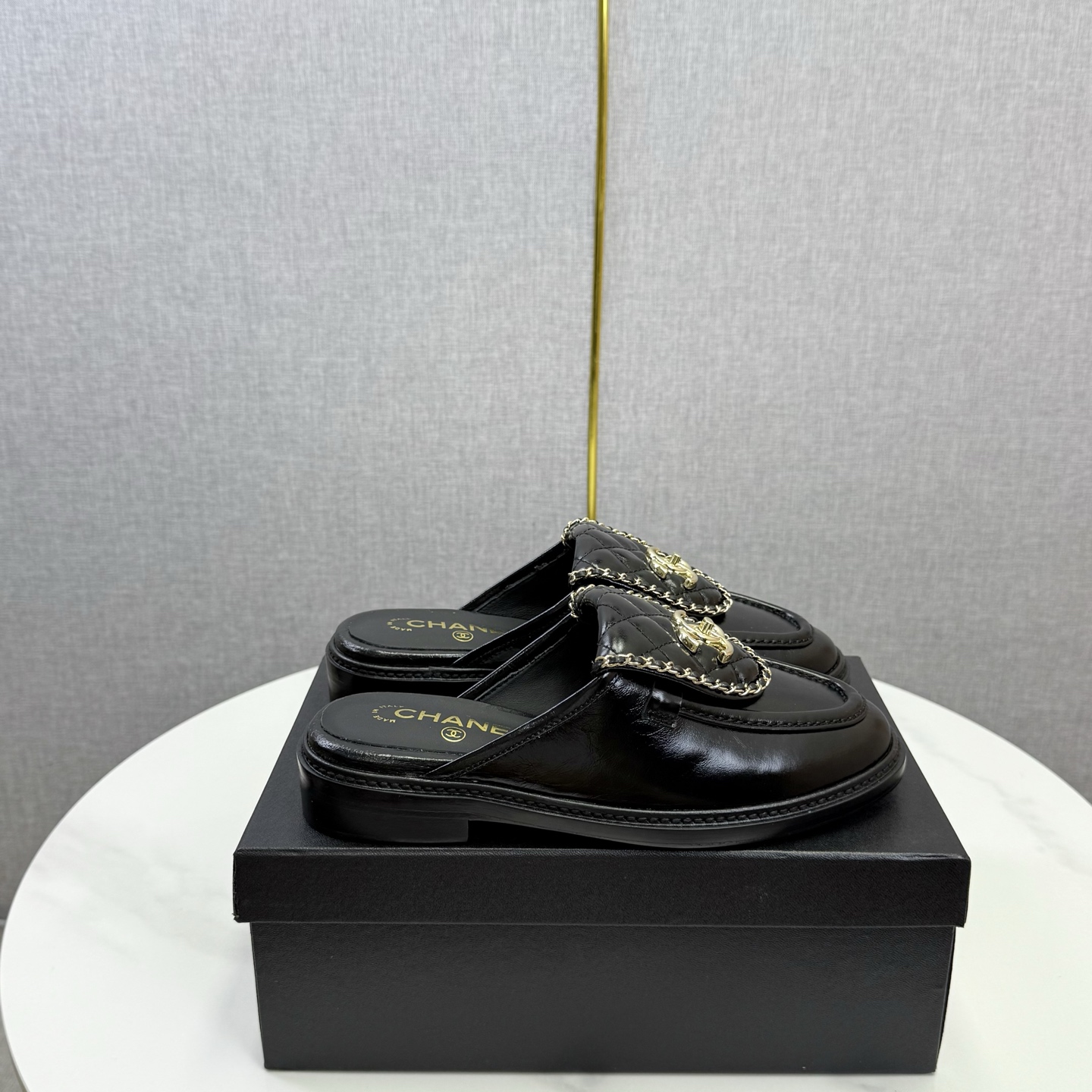 NO:615642,CHANE*｜Xiaoxiang Classic Flip Chain Double C School Bag Buckle Half Slippers This pair of loafers is undoubtedly the perfect fusion of elegance and modernity. The iconic double C school bag buckle with chain is the finishing touch. The rounded metal buckle is exquisite and retro, colliding with the playfulness and elegance of the college style, carrying the brand's century-old fashion heritage and paying tribute to the classics. The unique flip design not only cleverly hides the traces of time, but also adds to the casualness and ease. The chain sways lightly when walking.  Playing the rhythm of fashion, you can easily travel between commuting and leisure occasions. From simple jeans to exquisite suits, from playful skirts to smart wide-leg pants, it can be perfectly adapted to become the soul of the outfit and easily enhance the overall style. The upper is made of original customized cowhide, the lining and feet are all silk sheepskin, and the Italian imported genuine leather outsole size 35-39 (customized 40/41), half drag, chanel, loafers, slippers, skirts, jeans, business  suit,cowhide,sheepskin,leather soles19860909CHANE*｜小香经典翻盖链条双C 书包扣半拖拖鞋 这双乐福鞋无疑是优雅与摩登的完美融合. 标志性的双C书包扣搭配链条 是点睛之笔. 圆润金属扣精致复古 碰撞出学院风的俏皮与优雅, 承载品牌百年时尚底蕴 是对经典的致敬. 翻盖设计独具匠心 不仅巧妙隐藏岁月痕迹 更添随性洒脱 行走间 链条轻晃 奏响时尚韵律 轻松游走于通勤与休闲场合. 从简约牛仔裤到精致小西装 从俏皮短裙到干练阔腿裤,它皆能完美适配 成为穿搭的灵魂所在 轻松提升整体格调. 鞋面采用原版定制牛皮 内里垫脚均为丝绸羊皮 意大利进口真皮大底 size35-39（40/41定制）,半拖,chanel,loafers,slippers,skirts,jeans,business suit,cowhide,sheepskin,Leather soles,Women's Shoes