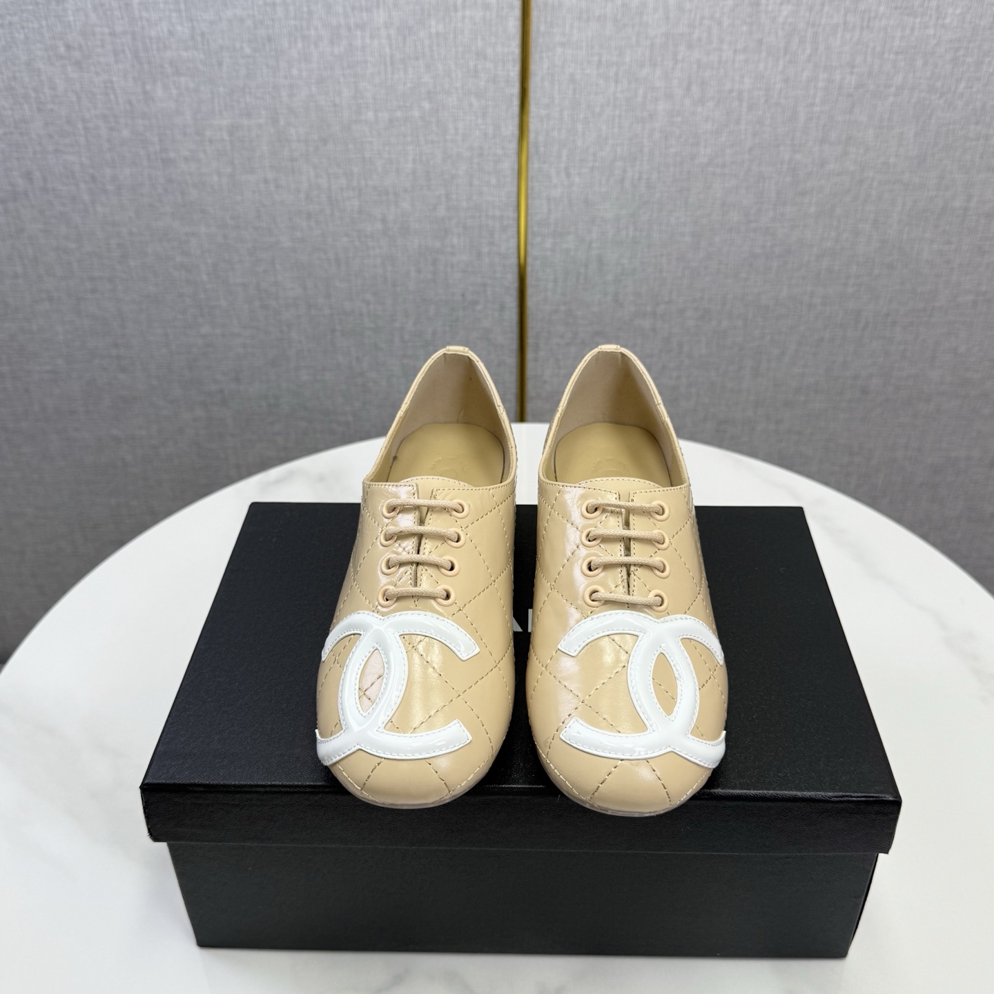 CHANE * ｜ Las clásicas medias pantuflas con hebilla de bolso escolar con doble C y cadena abatible de Xiao Xiang. Este …
