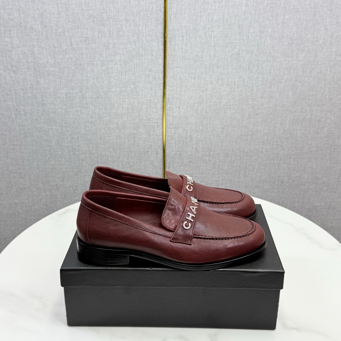 NO:615638,The new 2025 spring Chanel Chanel small diamond buckle monogram Loaf lazy half slippers can be worn all year round. No matter when you wear them with them, they are high-end and eye-catching. You can grab your attention while shopping!  Easily travel between commuting and leisure occasions, be a carefree fashionable and elegant woman~ Upper cowhide/butter, lining lambskin, sole Italian genuine leather outsole, size 35-39 (40/41 customization is non-returnable), loafers half-slippers, chanel, chanel, loafers, slippers, cowhide, sheepskin, Leather soles198609092025春季新款Chanel香奈儿小香钻扣字母标乐福懒人半拖鞋,一年四季皆可穿 不管什么时候拿出来搭配都贼高级耐看 逛街压马路赚足眼球！轻松游走于通勤和休闲场合 做个漫不经心的时髦优雅女子～ 鞋面牛皮/牛油 内里小羊皮 鞋底意大利真皮大底 码数35-39（40/41定制不退换）,乐福鞋半拖,chanel,chanel,loafers,slippers,cowhide,sheepskin,Leather soles,Women's Shoes