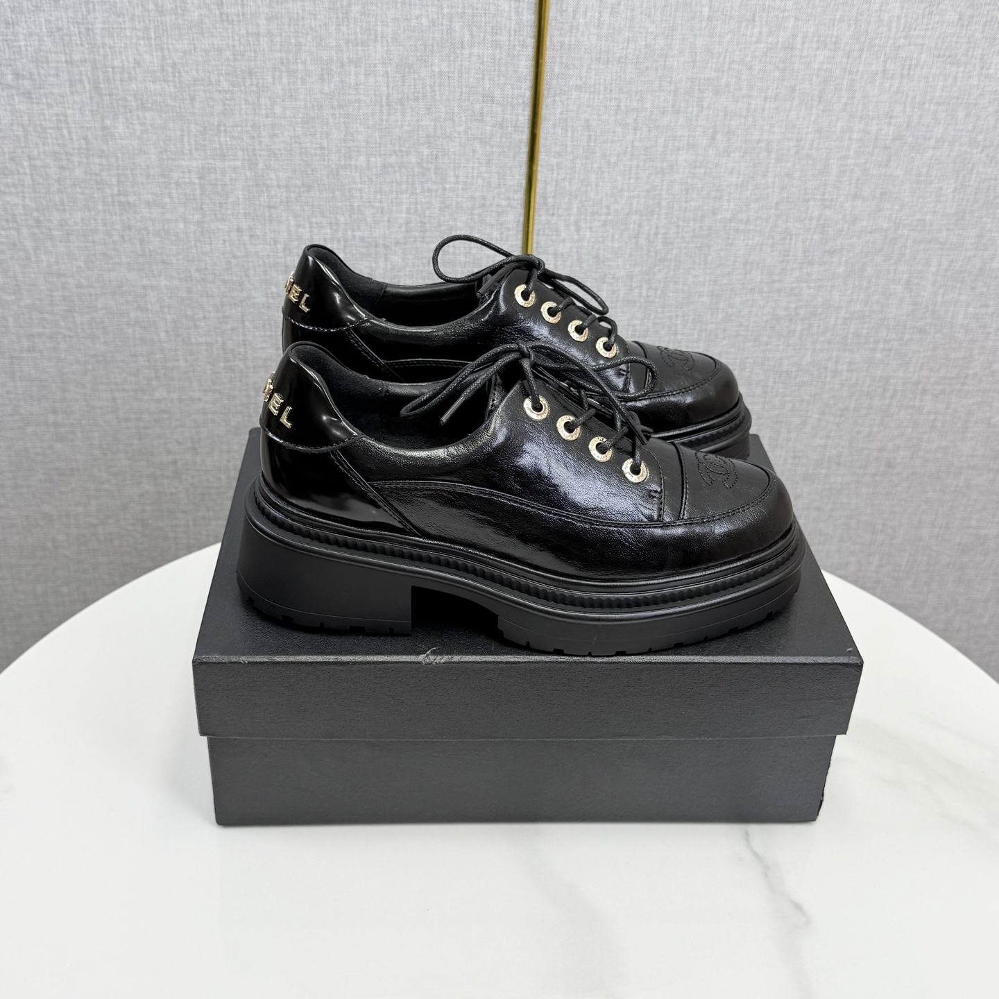 NO:615635,【*】【】【35-40】40 41 Customized and non-returnable - High version CHAN*L B Xiaoxiang C's new early autumn thick-soled platform shoes, the latest and most popular handmade casual shoes in the counter, loafers!  Counter purchasing version!  !  The most difficult to buy handmade shoes at counters!  The classic letter logo and the black double C buckle are extremely fashionable, demonstrating dominance. The logo elements are designed with perfect craftsmanship and are really textured. The thick-soled design super elongates the leg proportions. Thousands of people are asking for it!  Even the second luxury items are at a premium and collectible!  Alphabet Love is enough to last a whole autumn and winter!  Upper: Top-grade open edge beads, lining sheepskin, open molded TPU bottom combination outsole, high heel, high heel 5.5, forefoot 4cm (TPU outsole), loafers, chanel, chanel, loafers, sheepskin19860909【*】【】【35-40】40 41定做不退换 -高版本 CHAN*L B 小香C家早秋新款厚底松糕鞋 专柜最新最火手工坊休闲鞋 乐福鞋！ 专柜代购版本！！ 专柜最难入手手工坊鞋！经典字母Logo 黑色双C扣时髦感爆棚 彰显霸主地位 标志元素设计完美工艺真的超有质感 厚底设计超级拉长腿部比例 万人求款！ 连二奢都在溢价,收藏级！字母乐福够演一整个秋冬！ 鞋面:顶级开边珠 内里羊皮 鞋底开模TPU底组合大底 高跟跟高后跟5.5 前掌4cm（TPU大底）,乐福鞋,chanel,chanel,loafers,sheepskin,Women's Shoes