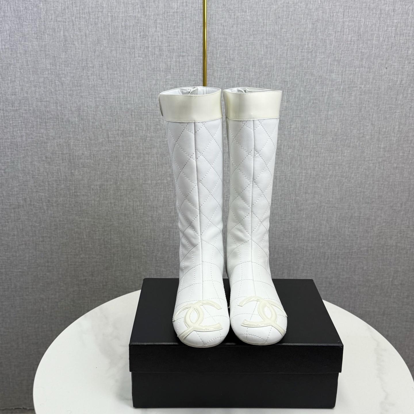CHANE*｜Las clásicas botas grandes con doble C de Xiaoxiang. El tejido está confeccionado en piel de cordero original pe…
