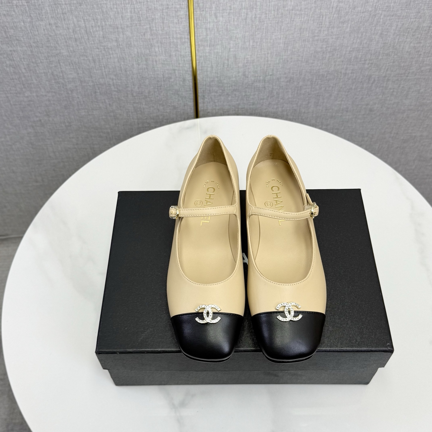 ¡Los zapatos Chanel 25B Mary Jane son simples pero dulces y divertidos! Logotipo bordado eléctrico tridimensional, la t…