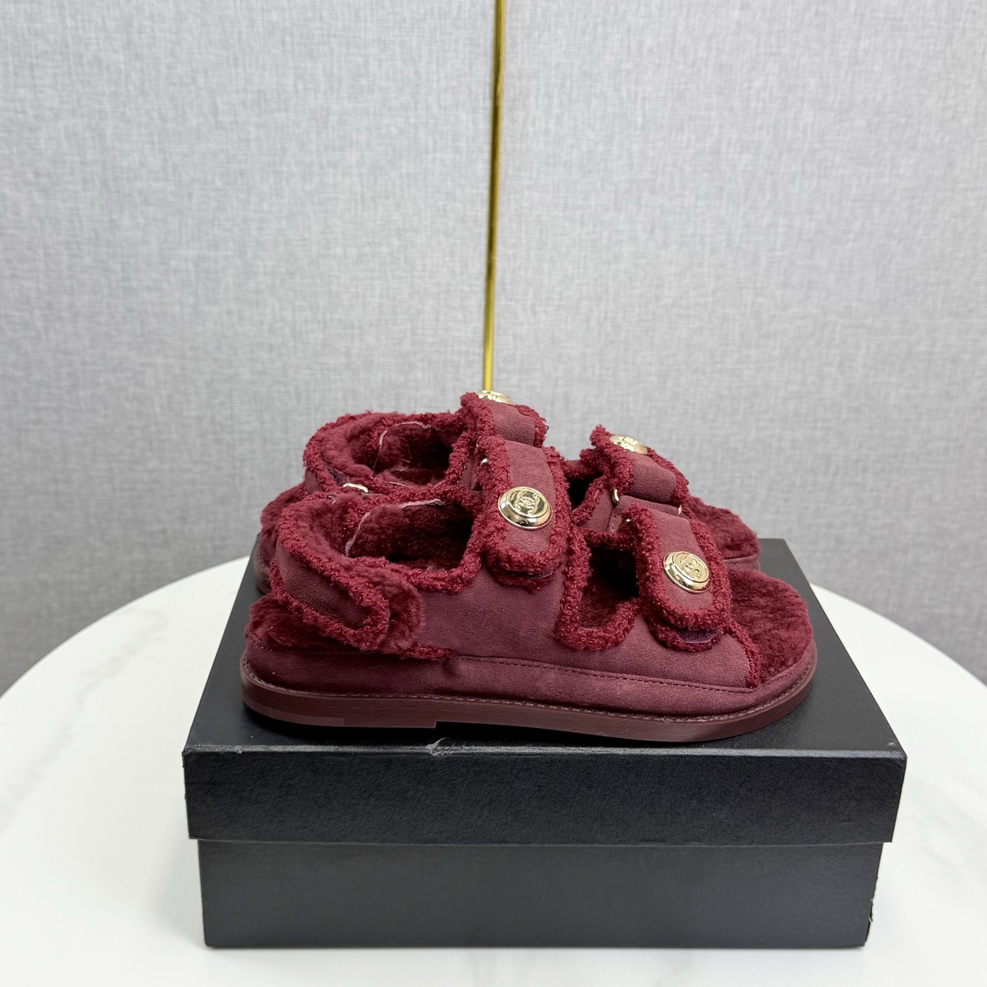 NO:615630,The latest fabrics for the spring and summer of 2025 - the counter mainly promotes the new color series of Velcro beach sandals. ★★★★★ Many celebrities and Internet celebrities have worn it. It is a versatile series popular among domestic and foreign bloggers. It is a must-have sandal for the spring and summer wardrobe. Upper Yangjing Inner: Wool lining Outsole Original molded custom rubber sole Shoe size: 35-39 (40, 41, 42 are not returnable when customized)  Delivery of luxury latest counters with simultaneous packaging, sandals, sandals, sheep198609092025春夏最新面料——专柜主推魔术贴沙滩凉鞋新色系列上新 ★★★★★ 众多明星网红上脚,国内外博主刷爆的一个百搭系列,春夏衣橱搭配必备 凉鞋首选. 鞋面羊京  内里: 羊毛里 大底原版开模定制橡胶底 鞋码: 35-39（40、41、42定做不退换） 配送豪华最新专柜同步包装,凉鞋,sandals,sheep,Women's Shoes