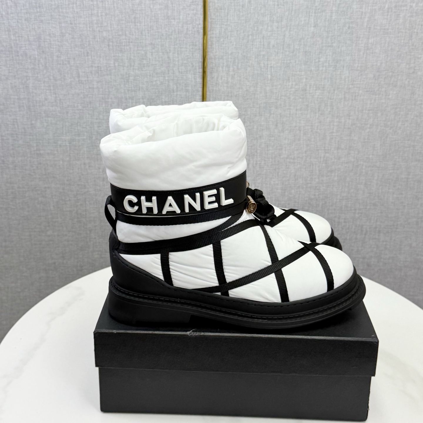 NO:669715,[Chanel·Chanel] Autumn and winter classic snow boots, super warm and as soft as a down jacket, the sole logo can be switched with studs, very non-slip, good-looking and practical, the price/performance ratio is in Xiangxiang, waterproof fabric, wool lining, outsole, non-slip rubber sole + anti-slip (can be switched and removed), size 35~39 (set at 40.41), snow boots, chanel, chanel, boots, down jacket19860909【Chanel·香奈儿】秋冬经典款雪地靴,超保暖神器像羽绒服一样柔软,鞋底logo可以切换带钉的很防滑,好看又实用这个价钱的性价比在香香 面料防水布 内里羊毛 大底防滑橡胶底+防滑钉（可切换和拆卸） 码数35~39（40.41定）,雪地靴,chanel,chanel,boots,down jacket,Women's Shoes