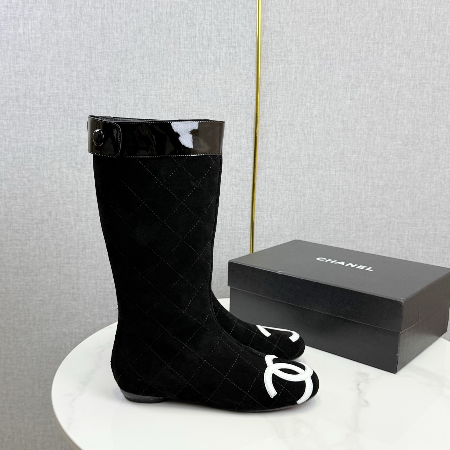 NO:615639,2025 Xiaoxiang short boots, a must-have item for this autumn and winter!  !  Chanel's autumn and winter heavy industry popular short boots are highly recommended by Xiaohongshu. They look good no matter how you match them. They are a must-have for fashion. Ms. Chanel loves simple and irresistible combinations to show her unique dressing style. She can mix and match freely to shine and follow the fashionable steps of her grandma!  !  !  Exquisite details. Zoom in to see the original molded hardware buckle. The top version is made at the purchasing level. ★The upper is made of cow suede, warm velvet lining, rubber sole. Size 35-39 (order 40/41), boots, chanel, boots.198609092025小香短靴,本季秋冬季必备单品！！ 香奈儿秋冬重工爆款短靴 小红书力推款,怎么搭配都好看,时髦精必备,香奈儿女士钟爱简约又难以抗拒搭配展现与众不同的穿搭风格、自由混搭闪耀到位跟紧香奶奶时尚步伐！！！精致细节放大看原版开模五金扣 顶级版本代购级别打造★鞋面采用头牛反绒,保暖绒里,橡胶底 码数35-39（40/41订）,靴子,chanel,boots,Women's Shoes