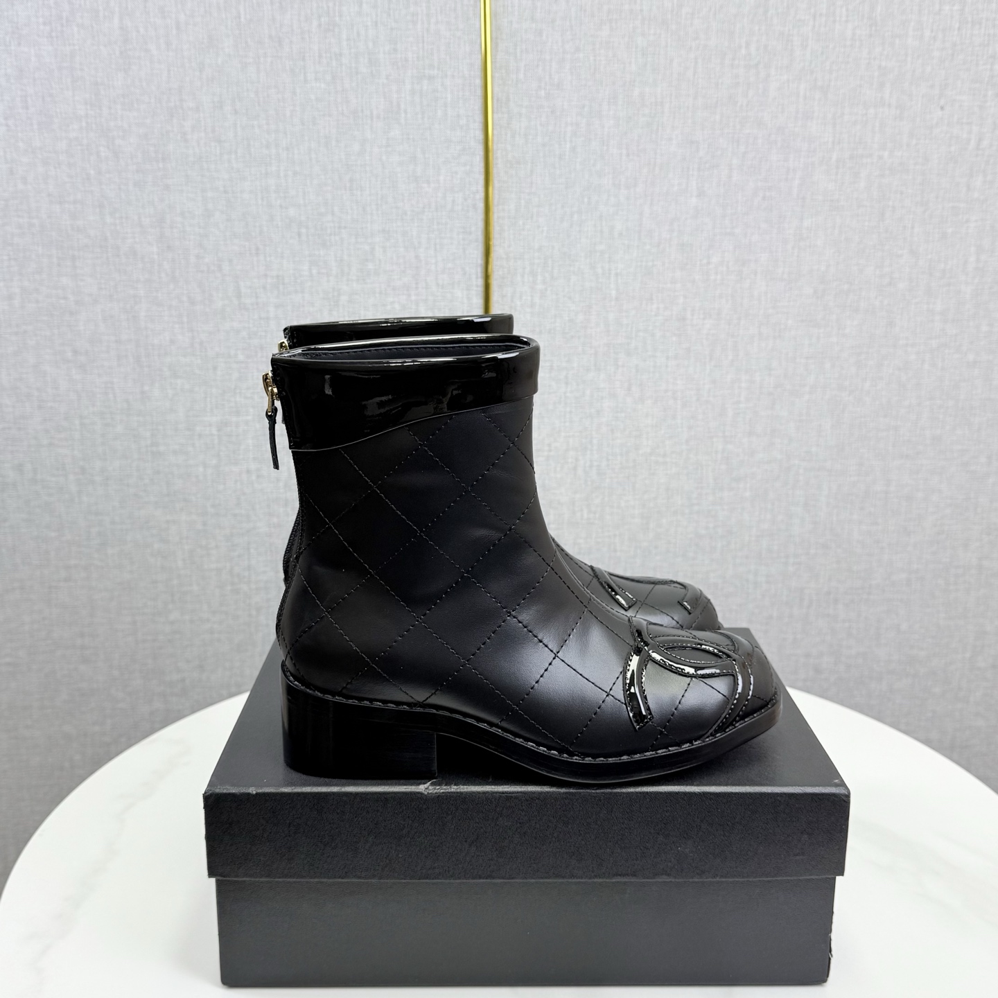 NO:615641,2025 Xiaoxiang short boots, a must-have item for this autumn and winter!  !  Chanel's autumn and winter heavy industry popular short boots are highly recommended by Xiaohongshu. They look good no matter how you match them. They are a must-have for fashion. Ms. Chanel loves simple and irresistible combinations to show her unique dressing style. She can mix and match freely to shine and follow the fashionable steps of her grandma!  !  !  Enlarge the exquisite details to see the original molded hardware buckle. The top version is made at the purchasing level★The upper is made of first-layer cowhide, sheepskin lining, genuine leather sole, code number 35-39 (order 40/41), boots, chanel, boots, cowhide, sheepskin198609092025小香短靴,本季秋冬季必备单品！！ 香奈儿秋冬重工爆款短靴 小红书力推款,怎么搭配都好看,时髦精必备,香奈儿女士钟爱简约又难以抗拒搭配展现与众不同的穿搭风格、自由混搭闪耀到位跟紧香奶奶时尚步伐！！！精致细节放大看原版开模五金扣 顶级版本代购级别打造★鞋面采用头层牛皮,羊皮内里,真皮底,码数35-39（40/41订）,靴子,chanel,boots,cowhide,sheepskin,Women's Shoes