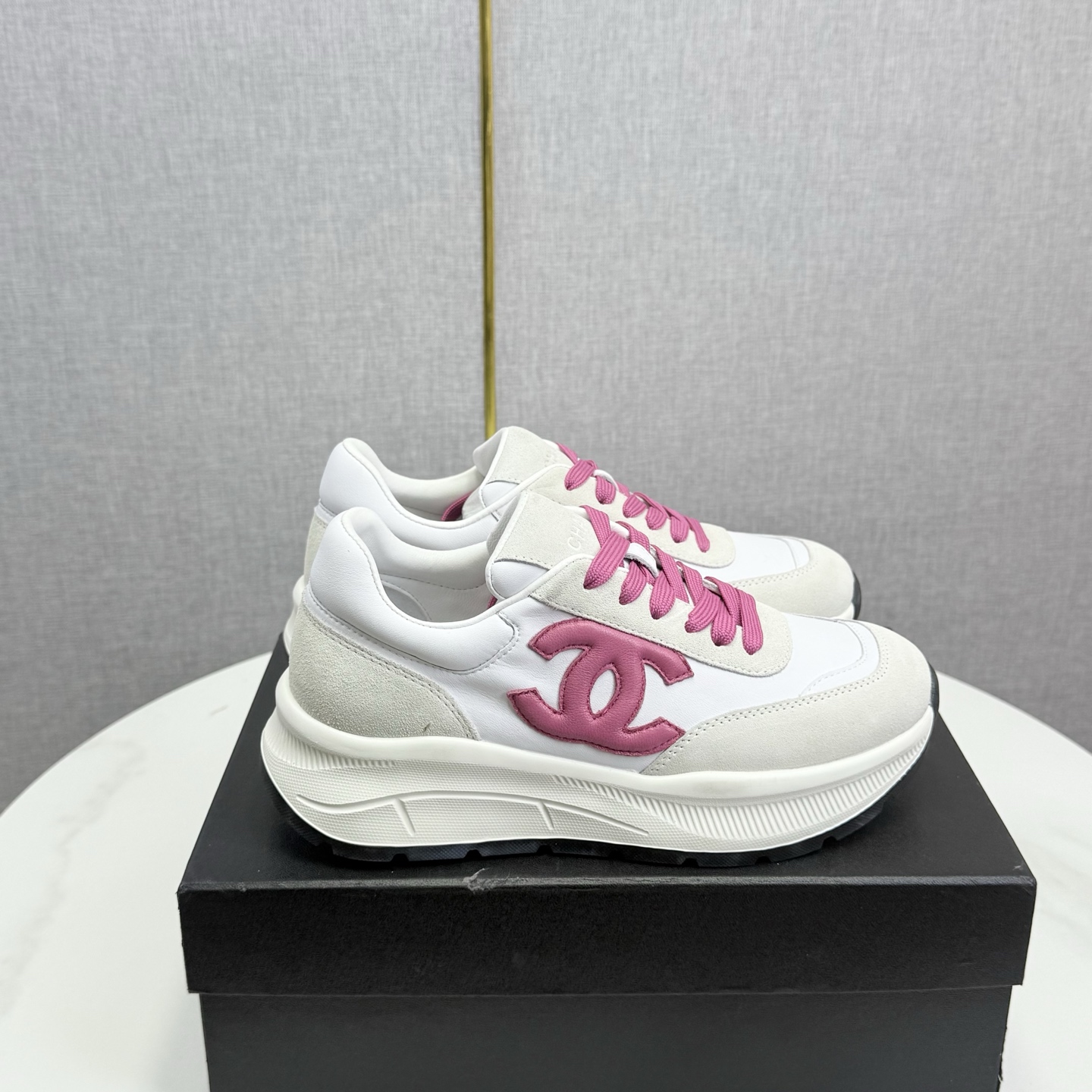 NO:615628,Chanel Chanel panda shoes!  2025 counter top casual sports shoes This classic design; the upper is in the style of electric embroidery with various craftsmanship; the outsole is fashionable and sporty; it incorporates a variety of color matching elements... The diversified mix and match is very good-looking and versatile, casual, fashionable, sports, and outdoor can be taken into account... Go material The upper is made of original imported first-layer silk cowhide + original waterproof cloth + original first-layer cowhide. The lining is made of original sheep lining + mesh outsole based on the original TPU combination outsole.  Counter boutique package complete set for women 35-41, casual shoes/sports shoes, chanel, chanel, sneakers, cowhide19860909Chanel香奈儿熊猫鞋！2025专柜顶级休闲款运动鞋 这款经典设计；鞋面多种工艺电绣的风格；大底却时尚运动；不平凡的拥入了多种配色元素…… 多元化混搭非常好看百搭,休闲,时尚,运动,户外都能兼顾…… Go 材料 鞋面采用 原版进口头层丝绸牛皮+原版防水布+原版头层牛皮 内里采用 原版羊里+网 大底根据 原版TPU组合大底 专柜精品包装全套女35–41,休闲鞋/运动鞋,chanel,chanel,sneakers,cowhide,Women's Shoes