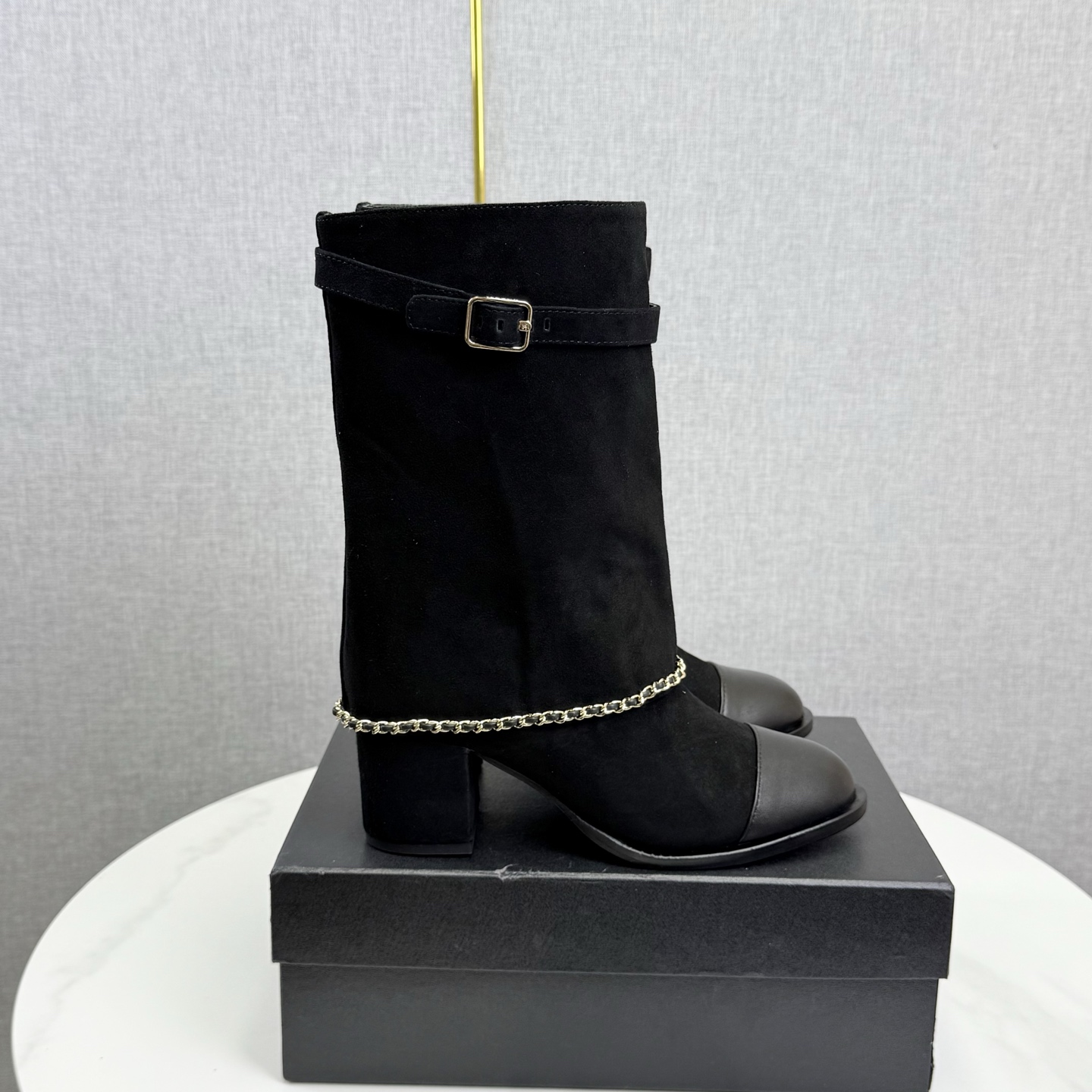 NO:615647,Chanel 25b New Double C Autumn and Winter Boots Chanel Autumn and Winter Heavy Industry Popular Short Boots Xiaohongshu strongly recommends this model, it looks good no matter how you match it, it is a must-have for fashion. Ms. Chanel loves simple and irresistible combinations to show her unique dressing style, free mix and match to shine in place and follow the fashionable steps of her tight-fingered grandma!  !  !  Exquisite details. Zoom in to see the original molded hardware buckle. The top version is made at the purchasing level. ★The upper is made of original Yangjing cowhide, sheepskin lining, sheepskin feet, code number 35-40 (40, 41 customization is not returnable), length, boots, chanel, chanel, boots, cowhide, sheepskin, sheep.19860909Chanel 25b 新款 双c 秋冬靴 香奈儿秋冬重工爆款短靴 小红书力推款,怎么搭配都好看,时髦精必备,香奈儿女士钟爱简约又难以抗拒系搭配展现与众不同的穿搭风格、自由混搭闪耀到位跟紧香奶奶时尚步伐！！！精致细节放大看原版开模五金扣 顶级版本代购级别打造★鞋面采用原版羊京牛皮,羊皮内里,羊皮垫脚, 码数35-40（40,41定制不退换） 长短,靴子,chanel,chanel,boots,cowhide,sheepskin,sheep,Women's Shoes