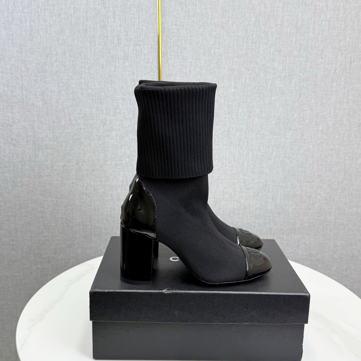 NO:615650,Chanel’s new sock boots!  These socks and boots are really good-looking at a glance. They can be worn all over your 8cm long legs. The style will never go out of style!  Upper fly woven fabric, sheepskin lining, genuine leather outsole Size: 35-40 41 custom-made, boots, chanel, boots, sheepskin, Leather soles, socks19860909Chanel 新款袜子靴！ 这个袜靴真的一眼好看 8cm穿上一整个大长腿 款式不会过时的那种！ 鞋面飞织面料 羊皮里 真皮大底 Size:35-40 41定做,靴子,chanel,boots,sheepskin,Leather soles,socks,Women's Shoes