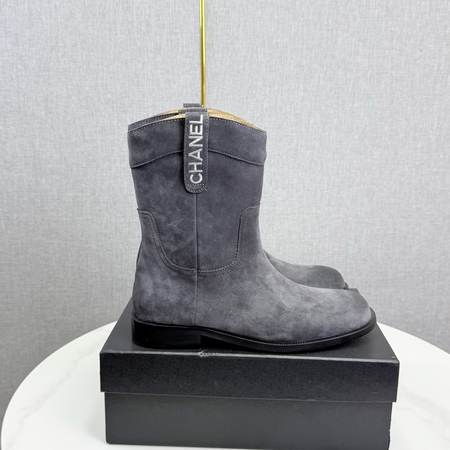 NO:615644,CHANE*｜Xiaoxiang 25K Double C hot-drilled color-blocked short boots Chelsea thick-heeled Western short boots When the neat silhouette of Chelsea boots meets Xiaoxiang, these short boots redefine the elegance and spontaneity of autumn and winter with ingenious color-blocking and metallic texture. The neat color-blocking, double C, and chain are enough to express the style. Selected fine leather and matte cow suede splicing  Selected glossy calfskin and matte suede are spliced together. The contrasting color of classic black and milky white brings retro tension. It is a contemporary tribute to the brand's classic color matching. The 5cm thick heel is ergonomically polished to increase the leg shape and provide comfort for long walks. The elastic webbing at the shoe collar retains the 'slip-on' casualness of Chelsea boots. The chain decoration at the boot collar is the soul. The cold light texture and color-blocking materials form a clever contrast. This pair of short boots is more than just autumn and winter shoes.  What's more, Chanel uses classic genes and modern design to inject elegance into every step, turning daily walking into a moving fashion scene. The fabric is made of original customized leather, the inner foot pads are all sheepskin, and the Italian imported genuine leather outsole size35-39 (customized 40/41), boots, chanel, boots, cowhide, sheepskin, chamois leather, Leather soles19860909CHANE*｜小香25K 双C烫钻拼色短靴 切尔粗跟西短靴 当切尔西靴的利落轮廓邂逅小香 这款短靴以拼色巧思与金属质感 重新定义秋冬的优雅与率性. 拼色的利落与双C、链条已足够诉说格调. 甄选细腻皮革与哑光牛反绒拼接 甄选亮面小牛皮与哑光麂皮拼接 经典黑与奶白的撞色自带复古张力 恰是对品牌经典配色的当代致敬. 5cm粗跟经人体工学打磨 兼顾增高修饰腿型与久走舒适 鞋口弹性织带保留切尔西靴“一脚蹬”的随性 靴口链条装饰是灵魂所在 冷光质感与拼色材质形成巧妙反差 这双短靴不止是秋冬鞋履 更是Chanel用经典基因与现代设计 为每一步注入的优雅底气 让日常行走都成为移动的时尚风景. 面料采用原版定制皮料 内里垫脚均为羊皮 意大利进口真皮大底 size35-39（40/41定制）,靴子,chanel,boots,cowhide,sheepskin,chamois leather,Leather soles,Women's Shoes