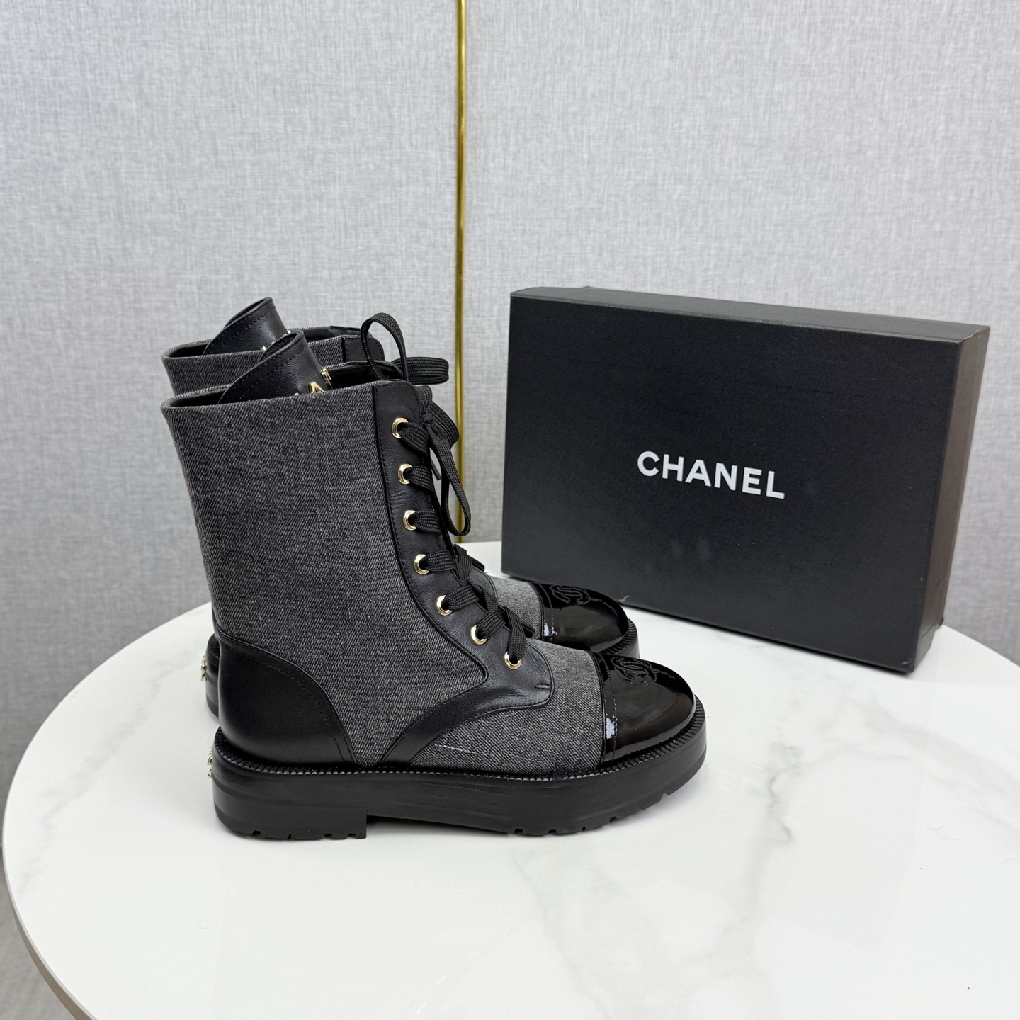 NO:615636,CHANE*｜Xiaoxiang 25K Double C hot-drilled color-blocked short boots Chelsea thick-heeled Western short boots When the neat silhouette of Chelsea boots meets Xiaoxiang, these short boots redefine the elegance and spontaneity of autumn and winter with ingenious color-blocking and metallic texture. The neat color-blocking, double C, and chain are enough to express the style. Selected fine leather and matte cow suede splicing  Selected glossy calfskin and matte suede are spliced together. The contrasting color of classic black and milky white brings retro tension. It is a contemporary tribute to the brand's classic color matching. The 5cm thick heel is ergonomically polished to increase the leg shape and provide comfort for long walks. The elastic webbing at the shoe collar retains the 'slip-on' casualness of Chelsea boots. The chain decoration at the boot collar is the soul. The cold light texture and color-blocking materials form a clever contrast. This pair of short boots is more than just autumn and winter shoes.  What's more, Chanel uses classic genes and modern design to inject elegance into every step, turning daily walking into a moving fashion scene. The fabric is made of original customized leather, the inner foot pads are all sheepskin, and the Italian imported genuine leather outsole size35-39 (customized 40/41), boots, chanel, boots, cowhide, sheepskin, chamois leather, Leather soles19860909CHANE*｜小香25K 双C烫钻拼色短靴 切尔粗跟西短靴 当切尔西靴的利落轮廓邂逅小香 这款短靴以拼色巧思与金属质感 重新定义秋冬的优雅与率性. 拼色的利落与双C、链条已足够诉说格调. 甄选细腻皮革与哑光牛反绒拼接 甄选亮面小牛皮与哑光麂皮拼接 经典黑与奶白的撞色自带复古张力 恰是对品牌经典配色的当代致敬. 5cm粗跟经人体工学打磨 兼顾增高修饰腿型与久走舒适 鞋口弹性织带保留切尔西靴“一脚蹬”的随性 靴口链条装饰是灵魂所在 冷光质感与拼色材质形成巧妙反差 这双短靴不止是秋冬鞋履 更是Chanel用经典基因与现代设计 为每一步注入的优雅底气 让日常行走都成为移动的时尚风景. 面料采用原版定制皮料 内里垫脚均为羊皮 意大利进口真皮大底 size35-39（40/41定制）,靴子,chanel,boots,cowhide,sheepskin,chamois leather,Leather soles,Women's Shoes