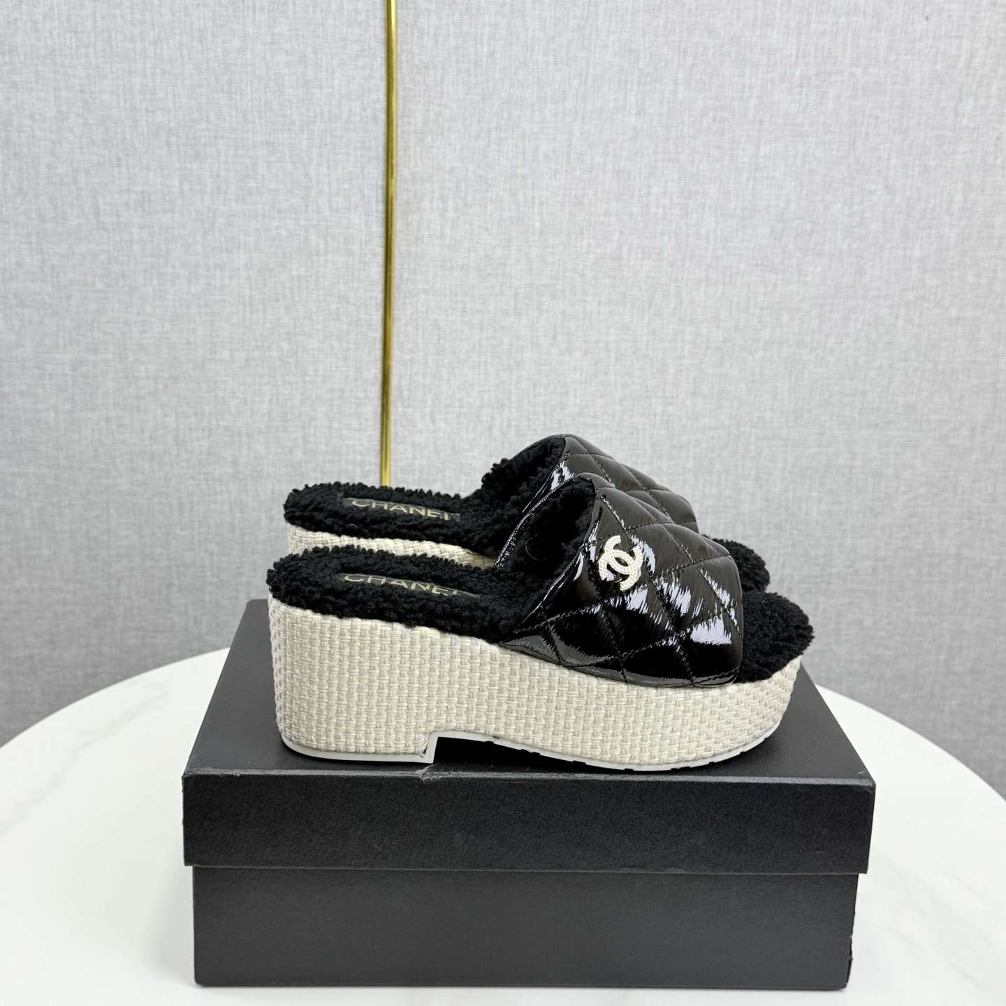 NO:615633,2025sss official website and Xiaohongshu synchronize the latest color matching Xiaoxiangjia’s popular models are hotly launched, with upgraded workmanship and high quality!   The latest fashionable fur slippers, super versatile and warm sole for the feet, the heroines' favorite [Fireworks] [Fireworks] rubber outsole 5 sizes 35-41, [Note 40+41 custom-made], fur shoes and slippers, chanel, slippers198609092025sss官网、小红书同步最新配色小香家爆款火热上线,做工升级版,高品质！  时尚潮流最新款毛毛拖,上脚超百搭暖底,女主们的最爱[烟花][烟花] 橡胶大底 5码数35-41码,【注40+41订做】,毛毛鞋拖鞋,chanel,slippers,Women's Shoes