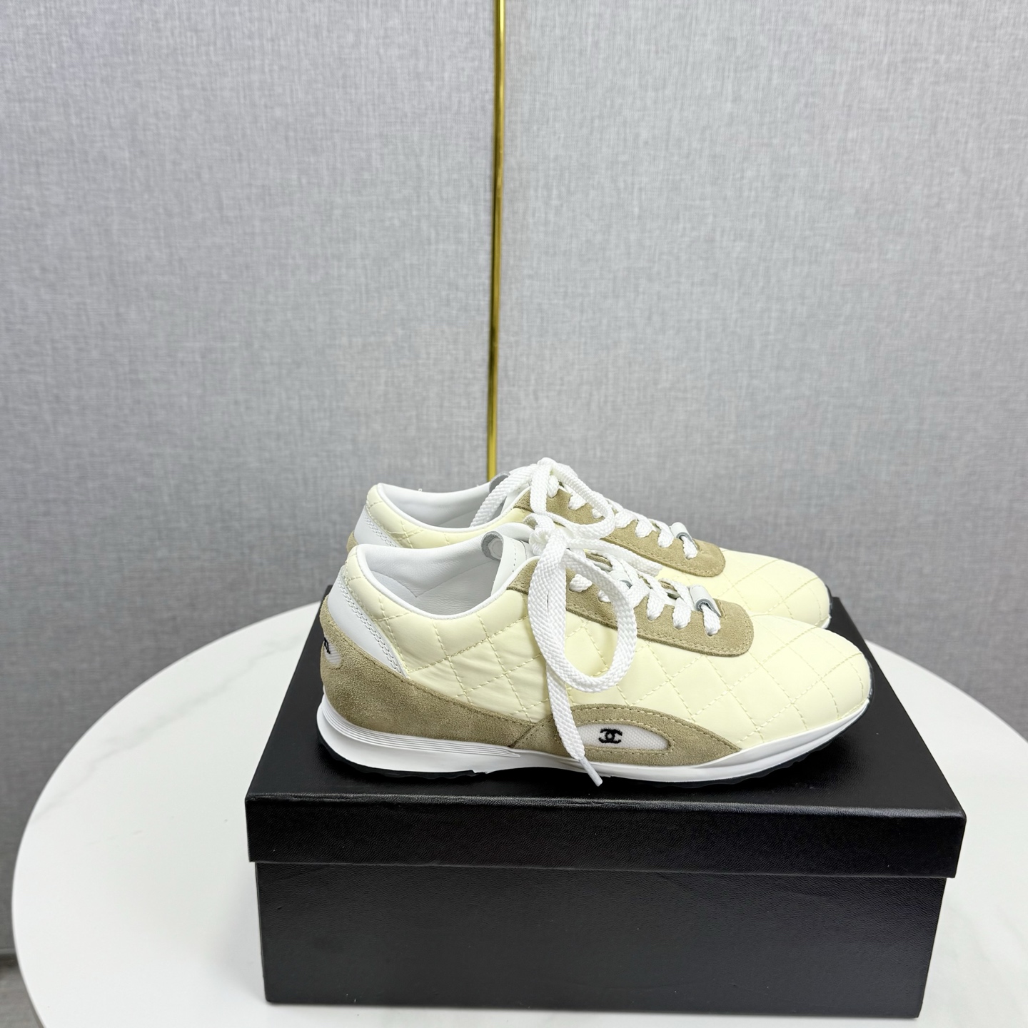 NO:669738,Chanel Chanel panda shoes!  2025 counter top casual sports shoes This classic design; the upper is in the style of electric embroidery with various craftsmanship; the outsole is fashionable and sporty; it incorporates a variety of color matching elements... The diversified mix and match is very good-looking and versatile, casual, fashionable, sports, and outdoor can be taken into account... Go material The upper is made of original imported first-layer silk cowhide + original waterproof cloth + original first-layer cowhide. The lining is made of original sheep lining + mesh outsole based on the original TPU combination outsole.  Counter boutique package complete set for women 35-41, casual shoes/sports shoes, chanel, chanel, sneakers, cowhide19860909Chanel香奈儿熊猫鞋！2025专柜顶级休闲款运动鞋 这款经典设计；鞋面多种工艺电绣的风格；大底却时尚运动；不平凡的拥入了多种配色元素…… 多元化混搭非常好看百搭,休闲,时尚,运动,户外都能兼顾…… Go 材料 鞋面采用 原版进口头层丝绸牛皮+原版防水布+原版头层牛皮 内里采用 原版羊里+网 大底根据 原版TPU组合大底 专柜精品包装全套女35–41,休闲鞋/运动鞋,chanel,chanel,sneakers,cowhide,Women's Shoes