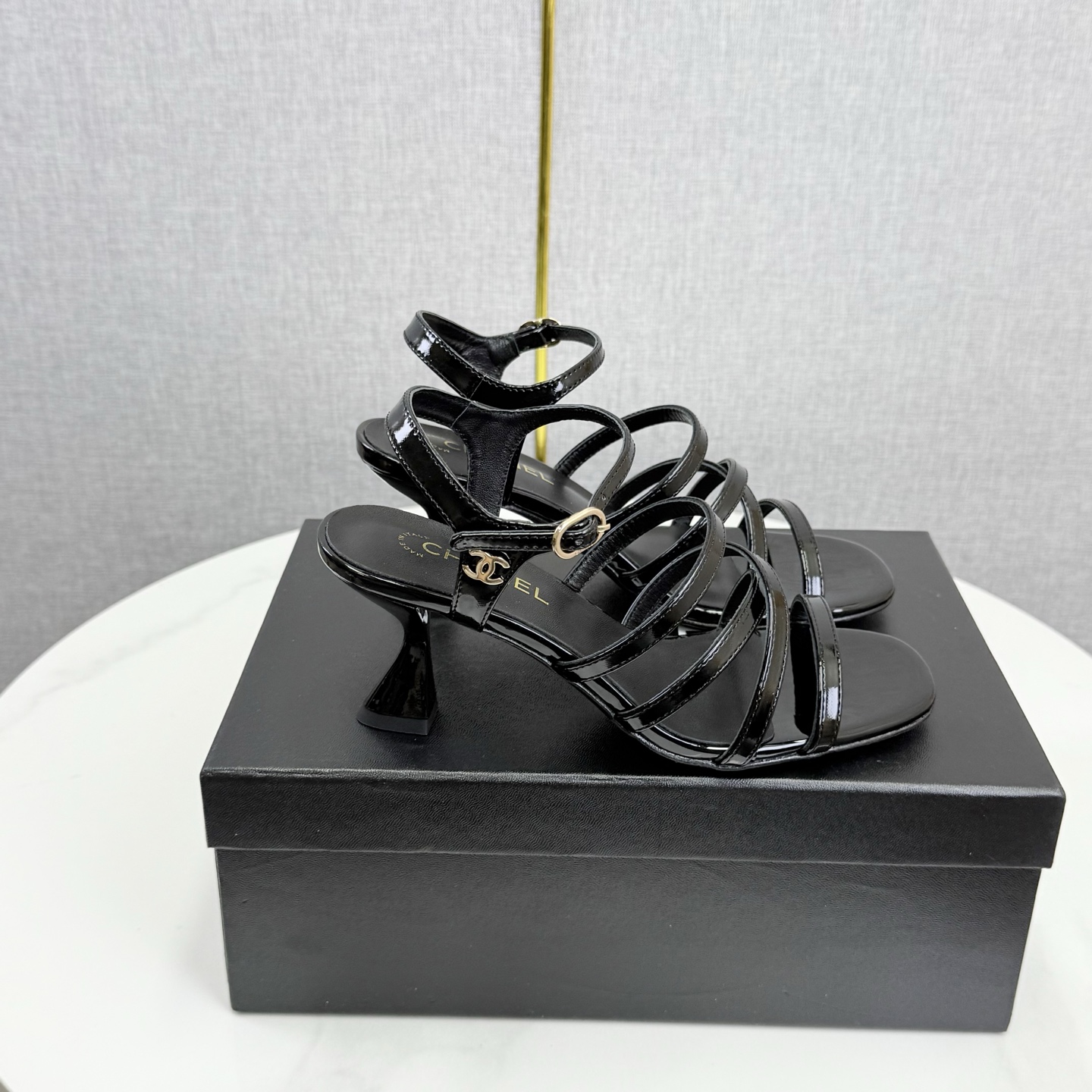 NO:669763,CHANE* | Xiaoxiang 25P spring and summer new catwalk style double C high-heeled sandals. The main trend of the catwalk is so beautiful this season. The overall design is simple and elegant, and the heel design is very unique and bold. It is really hard to put it down. Not only the shoe shape is good-looking, but it is also very comfortable on the feet and does not tire the feet. In order to achieve the original foot feel, we worked hard on the last, the lines and curvature are very smooth, and do not squeeze the feet at all ~ Go material The fabric is made of original custom patent leather The inner foot pads are all made of silk sheepskin, and the cowhide outsole imported from Italy, size 35-39 (customized 40/41), high heels and sandals, chanel, sandals, high heels, cowhide, sheepskin19860909CHANE* ｜小香25P春夏新品走秀款双C高跟凉鞋 走秀主推款这季太好看了 整体设计简约大气又耐看,鞋跟设计非常独特大胆,真让人爱不释手,不仅鞋型好看,上脚还特别舒服完全不累脚,想要达到原版脚感我们在楦头上没少下功夫,线条感弧度非常流畅,而完全不挤脚～ Go 材质 面料采用原版定制漆皮 內里垫脚均为丝绸羊皮 意大利进口牛皮大底 尺码35-39（40/41定制）,高跟鞋凉鞋,chanel,sandals,high heels,cowhide,sheepskin,Women's Shoes