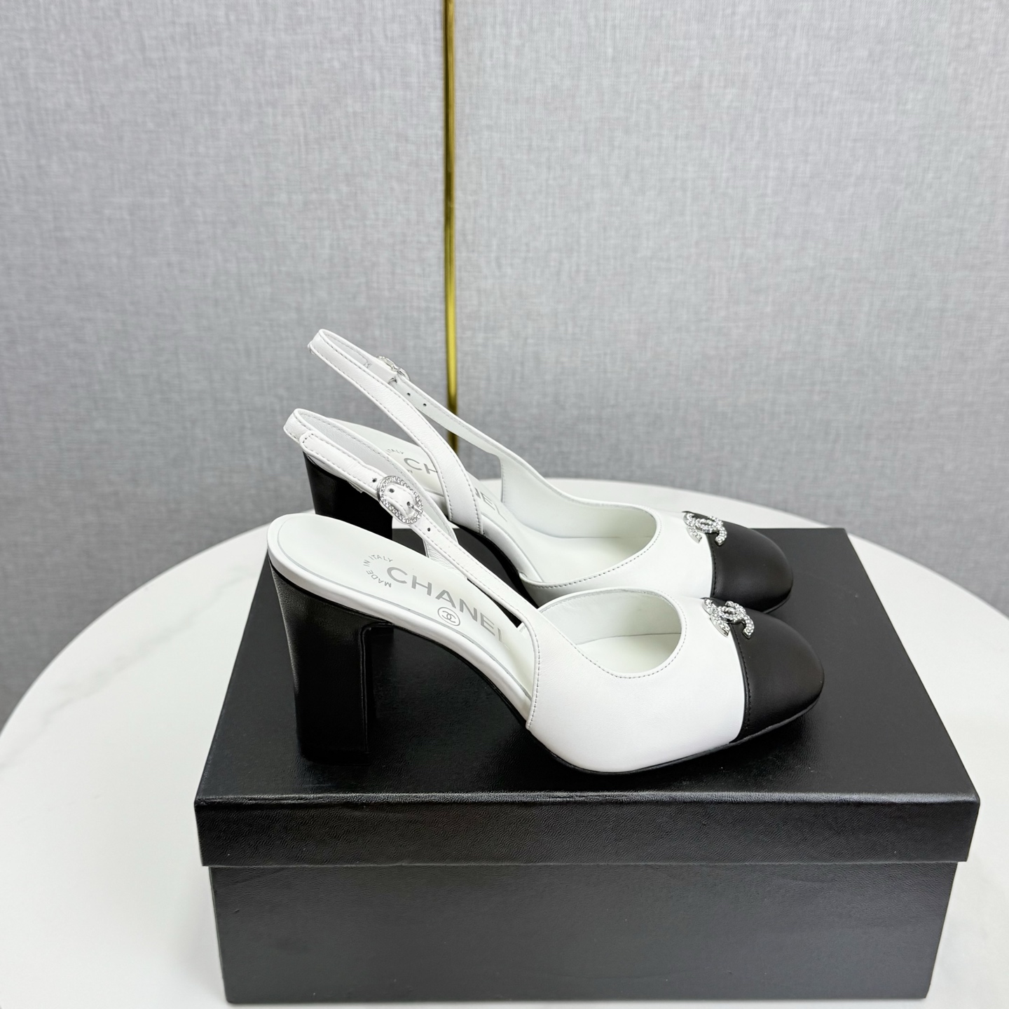 NO:669760,2025 Xiaoxiang is a must-have item for autumn and winter this season!  !  Chanel's autumn and winter heavy industry hot styles are highly recommended by Xiaohongshu. They look good no matter how you match them. They are a must-have for fashion. Ms. Chanel loves simple and irresistible combinations to show her unique dressing style. She can mix and match freely to shine and follow the fashionable steps of her grandma!  !  !  Exquisite details. Zoom in to see the original molded hardware buckle. The top version is made at the purchasing level★ The upper is made of original customized cowhide, sheepskin foot pads, original molded leather outsole, size 35-39 (customized 40, 41, high heels and sandals, chanel, sandals, high heels, cowhide, sheepskin, Leather soles198609092025小香 本季秋冬季必备单品！！ 香奈儿秋冬重工爆款 小红书力推款,怎么搭配都好看,时髦精必备,香奈儿女士钟爱简约又难以抗拒系搭配展现与众不同的穿搭风格、自由混搭闪耀到位跟紧香奶奶时尚步伐！！！精致细节放大看原版开模五金扣 顶级版本代购级别打造★鞋面采用原版定制牛皮,羊皮垫脚,原版开模真皮大底,码数35-39（40、41定做,高跟鞋凉鞋,chanel,sandals,high heels,cowhide,sheepskin,Leather soles,Women's Shoes