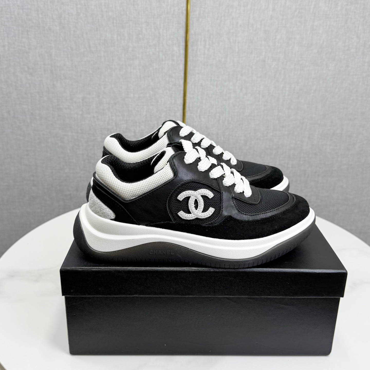 NO:669755,Chanel Chanel panda shoes!  2025 counter top casual sports shoes This classic design; the upper is in the style of electric embroidery with various craftsmanship; the outsole is fashionable and sporty; it incorporates a variety of color matching elements... The diversified mix and match is very good-looking and versatile, casual, fashionable, sports, and outdoor can be taken into account... Go material The upper is made of original imported first-layer silk cowhide + original waterproof cloth + original first-layer cowhide. The lining is made of original sheep lining + mesh outsole based on the original TPU combination outsole.  Counter boutique package complete set for women 35-41, casual shoes/sports shoes, chanel, chanel, sneakers, cowhide19860909Chanel香奈儿熊猫鞋！2025专柜顶级休闲款运动鞋 这款经典设计；鞋面多种工艺电绣的风格；大底却时尚运动；不平凡的拥入了多种配色元素…… 多元化混搭非常好看百搭,休闲,时尚,运动,户外都能兼顾…… Go 材料 鞋面采用 原版进口头层丝绸牛皮+原版防水布+原版头层牛皮 内里采用 原版羊里+网 大底根据 原版TPU组合大底 专柜精品包装全套女35–41,休闲鞋/运动鞋,chanel,chanel,sneakers,cowhide,Women's Shoes