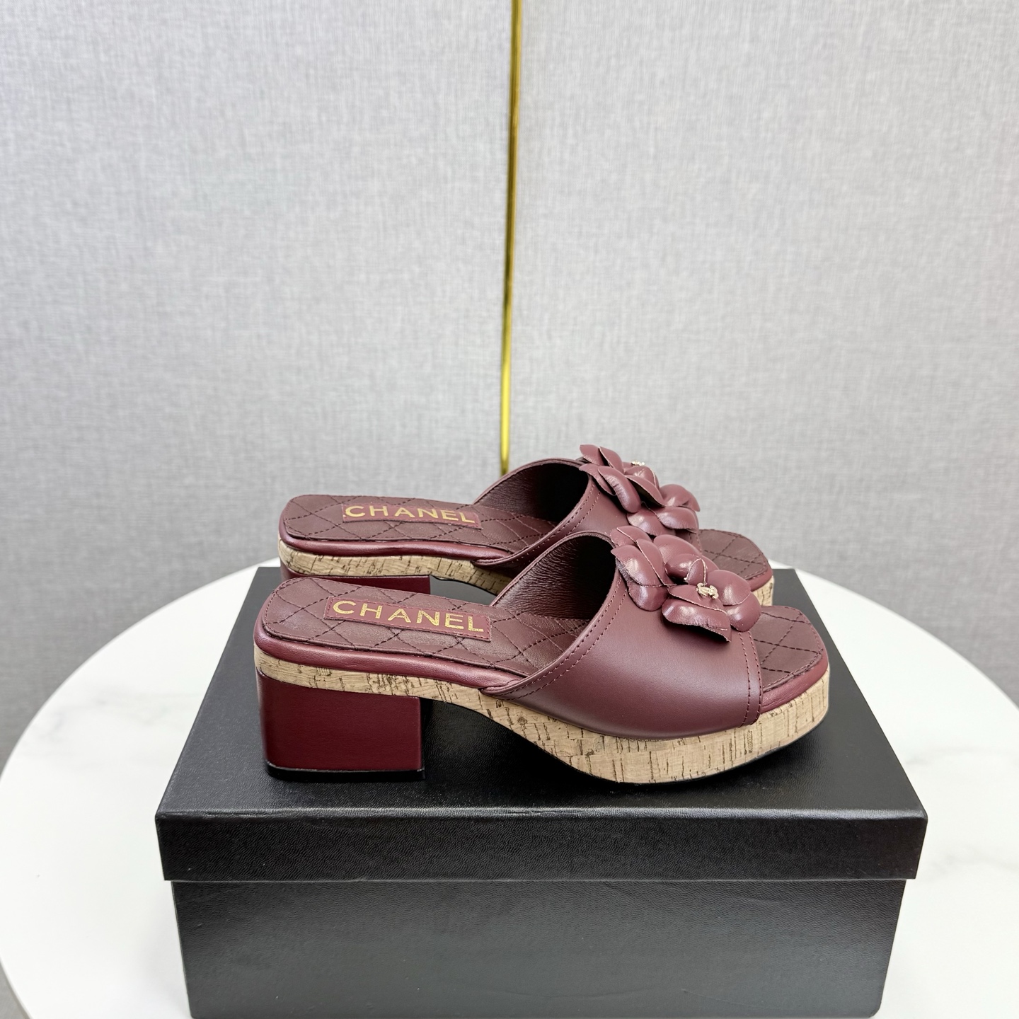 NO:669708,2025 Xiaoxiang is a must-have item for autumn and winter this season!  !  Chanel's autumn and winter heavy industry hot styles are highly recommended by Xiaohongshu. They look good no matter how you match them. They are a must-have for fashion. Ms. Chanel loves simple and irresistible combinations to show her unique dressing style. She can mix and match freely to shine and follow the fashionable steps of her grandma!  !  !  Exquisite details. Zoom in to see the original molded hardware buckle. The top version is made at the purchasing level. ★The upper is made of original cowhide, sheepskin lining, feet, original molded leather outsole, size 35-39 (customized 40, 41, slippers, chanel, slippers, cowhide, sheepskin, Leather soles198609092025小香 本季秋冬季必备单品！！ 香奈儿秋冬重工爆款 小红书力推款,怎么搭配都好看,时髦精必备,香奈儿女士钟爱简约又难以抗拒系搭配展现与众不同的穿搭风格、自由混搭闪耀到位跟紧香奶奶时尚步伐！！！精致细节放大看原版开模五金扣 顶级版本代购级别打造★鞋面采用原版牛皮,羊皮内里,垫脚,原版开模真皮大底,码数35-39（40、41定做,拖鞋,chanel,slippers,cowhide,sheepskin,Leather soles,Women's Shoes