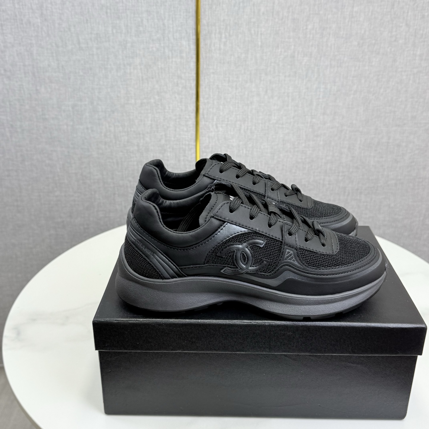 NO:669706,Grandma's thick-soled silver-corner biscuit shoes are a new retro series, presenting a relaxed posture and lightness to start the summer journey. Continuing the iconic deconstructed silhouette, the shoe body is presented with simple three-dimensional lines and double A logo. The upper is covered with breathable canvas fabric, and the upper layer is injected with softness to improve the foot feel. It adopts a thick rubber sole with a geometric texture and is embellished with rubber edging details. The effect of heightening the legs is comparable to leg plastic surgery. It can easily hold the legs in various styles, so you can wear them casually!  Upper material: cowhide; lining material: sheepskin, casual shoes/sports shoes, sneakers, cowhide, sheepskin19860909香奶奶厚底银角饼干鞋 全新复古系列,呈递松弛之姿,轻盈于形开启盛夏之旅. 延续标志性解构化廓形,鞋身以简约立体线条及双A logo呈现,鞋面覆盖透气帆布面料,注入上层柔软提升脚感,采用廓形橡胶厚底,几何纹理点缀橡胶包边细节.增高拉腿效果堪比腿部整形 巨显腿细腿长各种风格都能轻松hold住 随便搭！ 鞋面材质牛皮 内里材质羊皮,休闲鞋/运动鞋,sneakers,cowhide,sheepskin,Women's Shoes