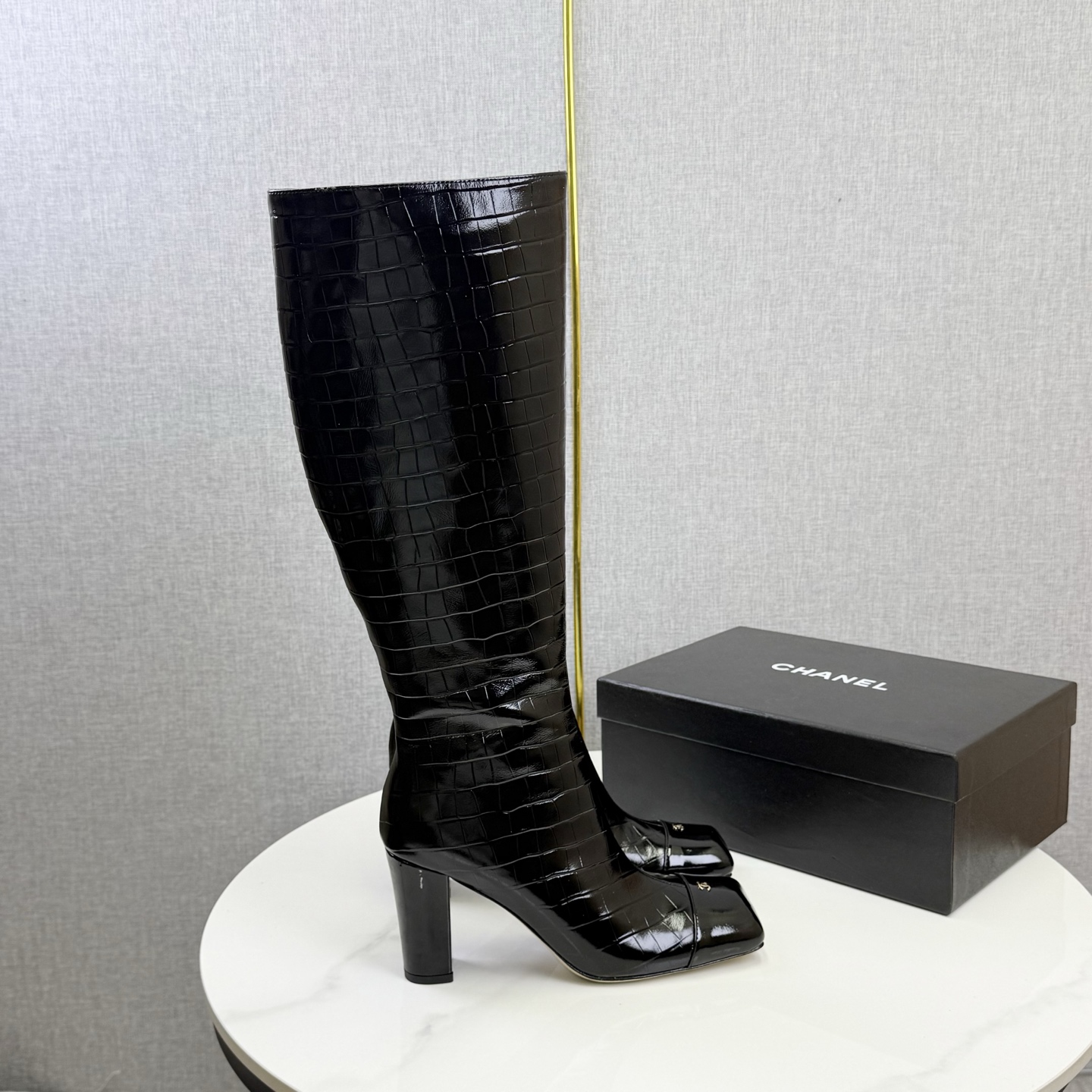 NO:669704,2025★★★★★ Many celebrities and Internet celebrities are on their feet, a versatile series popularized by domestic and foreign bloggers, a must-have for spring and summer wardrobes. Exclusive to Xiangjia. Upper cowhide. Lining: Imported crystal sheepskin lining. Original molded custom leather outsole. Shoe size: 35-39 (40, 41, custom-made, non-refundable), boots, chanel, boots, cowhide, sheepskin, Leather soles.198609092025★★★★★ 众多明星网红上脚,国内外博主刷爆的一个百搭系列,春夏衣橱搭配必备 首选.香家专属 鞋面牛皮  内里: 进口水晶羊皮内里 大底原版开模定制真皮大底 鞋码: 35-39（40、41、定做不退换）,靴子,chanel,boots,cowhide,sheepskin,Leather soles,Women's Shoes