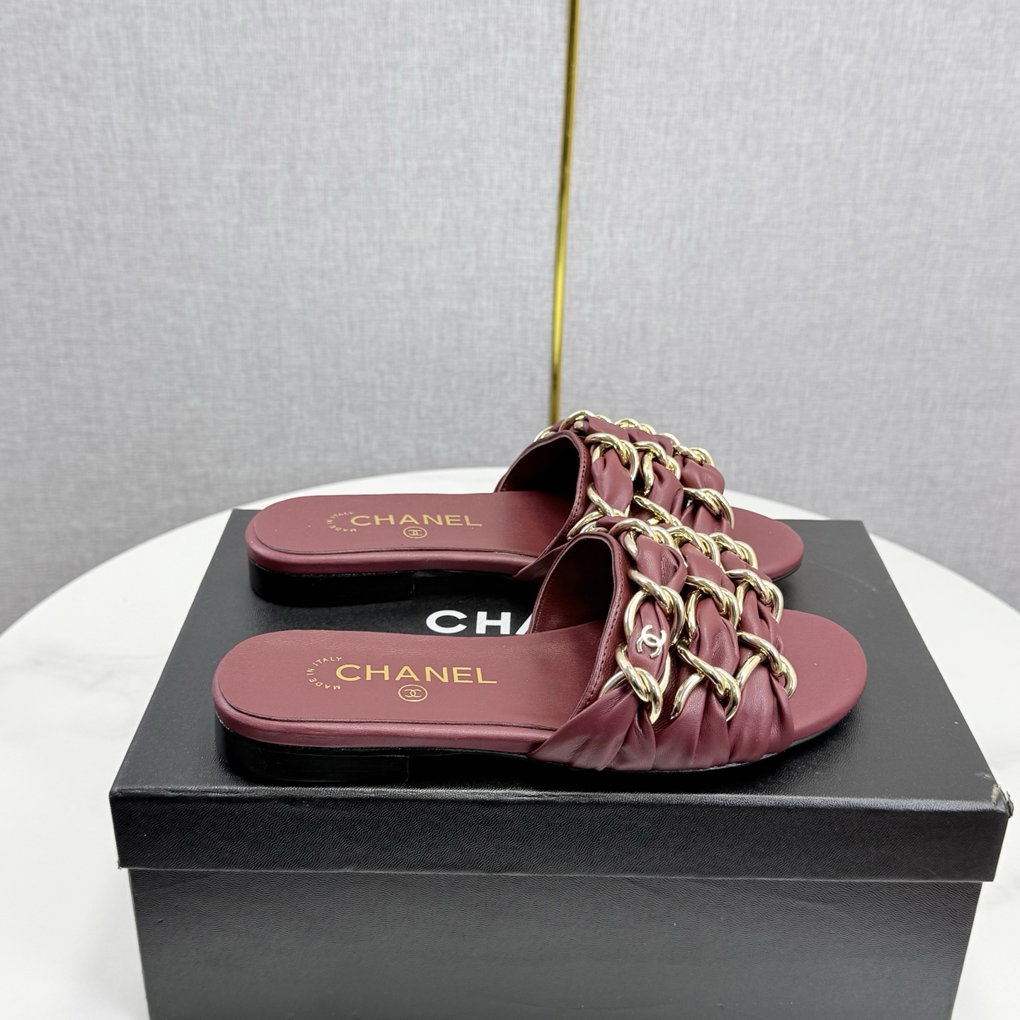 NO:707989,Chanel Xiaoxiang grandma large chain flat sandals, versatile sandals that you will never get tired of wearing, a super classic style that is both casual and refined, with a sure temperament that is a perfect bonus for this spring and summer!  Chain sandals are a big hit this year. We have been impressed by their beauty. They are casual and natural, and they have the classic domineering style of Xiangjia. From the leather to the hardware, they are full of high-end feeling. They are comfortable and fashionable on the feet!  Sheepskin upper, sheepskin lining, high heels and flat soles, Italian genuine leather outsole, size 35-39!  (40.41. Customized items are not returnable or exchangeable), slippers, chanel, chanel, sandals, slippers, sheepskin, Leather soles19860909Chanel 小香奶奶大链条平底凉拖鞋 穿不腻的百搭凉拖 超经典的一款 休闲中带着精致 气质拿捏稳妥 今年春夏绝美加分宝藏！ 链条凉鞋今年的大爆款,已被它的美貌折服得随性自然 ,又有香家经典的霸道,从皮质到五金满满的高级感 ,上脚舒适又洋气！ 鞋面羊皮 内里垫脚羊皮 高跟平底 鞋底意大利真皮大底 码数35-39！（40.41.定做不退换）,拖鞋,chanel,chanel,sandals,slippers,sheepskin,Leather soles,Women's Shoes