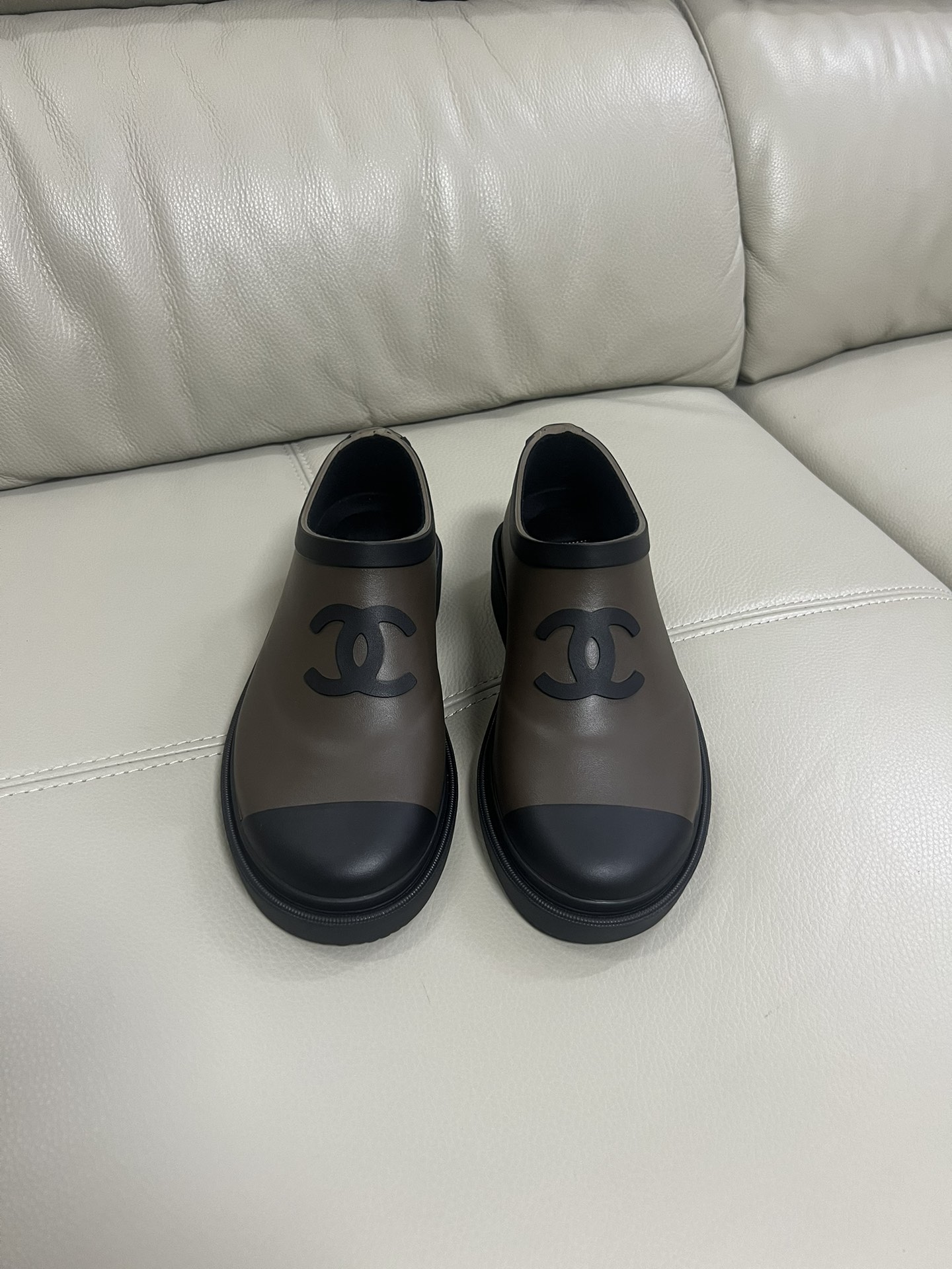 NO:237118,Single shoe model (paired velvet black footbed), long cylinder model 260 sizes 35-41 (exclusive version has 41 sizes) Top seamless natural rubber version, high-end quality, dare to show data, different from market currency (1) Raw material natural rubber accounts for 80 (the rubber content rate is less than 30 when different from market currency) (2) The thickness of the entire upper is about 0.3cm, and the shoes have texture but not heavy (the thickness of the upper different from market currency is about 0.1cm, very thin) (3) Purchase the original last, restore the last, and the shoes are delicate and slimming (4) Every color is purchased to adjust the original shoe, and it is not embarrassing to explode the street Material: Natural and environmentally friendly raw rubber Color burgundy, khaki brown/picky green, navy blue, dark brown [Strong] Can be used to order without standard version or custom-made logo, single color 300 pairs., boots, boots19860909单鞋款(对版丝绒黑色垫脚),长筒款260 35-41码(独家版本有41码) 顶级无缝天然生橡胶版本,高端品质,敢于展示数据,区别于市场通货 (1) 原材料天然橡胶占比达80(区别于市场通货的含胶率不到30) (2)整个鞋面的厚度约0.3cm,鞋子有质感而不笨重(区别于市场通货的鞋面厚度约0.1cm,非常薄) (3) 购入原版套楦,还原楦型,鞋子秀气显瘦 (4)每个颜色都是购入原版鞋调色,炸街不尴尬 材料: 天然环保生橡胶 颜色酒红色、卡其棕色/咸菜绿、藏蓝色、深咖色 [强]可接无标版本订单或订做logo,单色300对起订.,靴子,boots,Women's Shoes