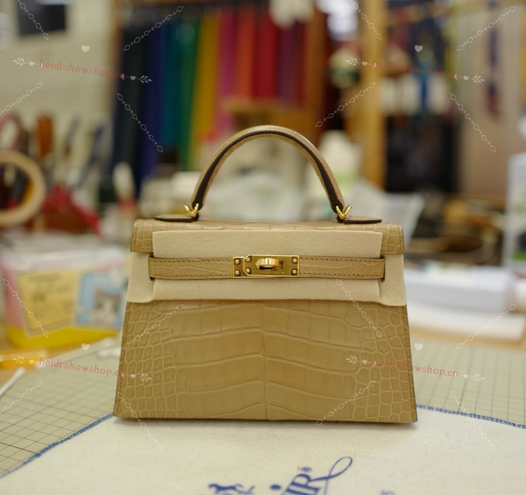 As principais marcas como
 Hermes Kelly Bolsas Sacos de corpo cruzado & Ombro Cor do chá leite Hardware Dourado Mini