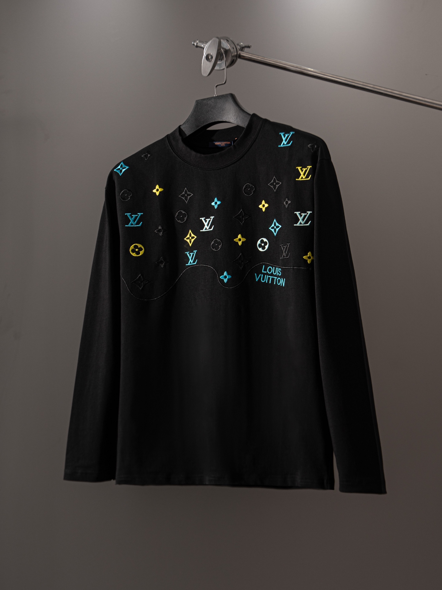 P95 (alta calidad) Camiseta de manga larga con cuello redondo y bordado de presbicia colorido de LV Louis Vuitton Tela:…