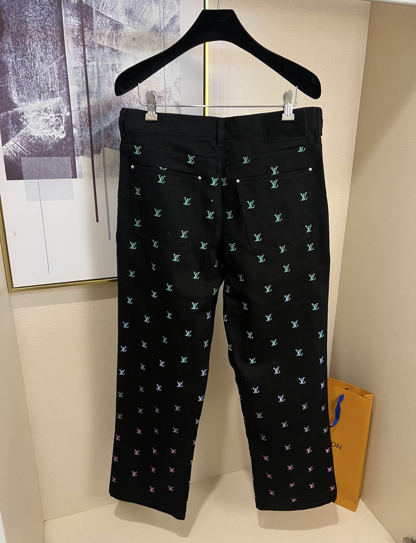 P275💰 Size ：S M L XL
1v 2025FW 秋冬新款
直筒牛仔休闲长裤
黑色水洗丹宁牛仔面料
再以全幅 LV Blason 刺绣
彩色渐变效果全幅标识
后腰处黑色绒面标签

⚠️涉及五金配件建议干洗或反面洗衣袋包裹冷水快速机洗
