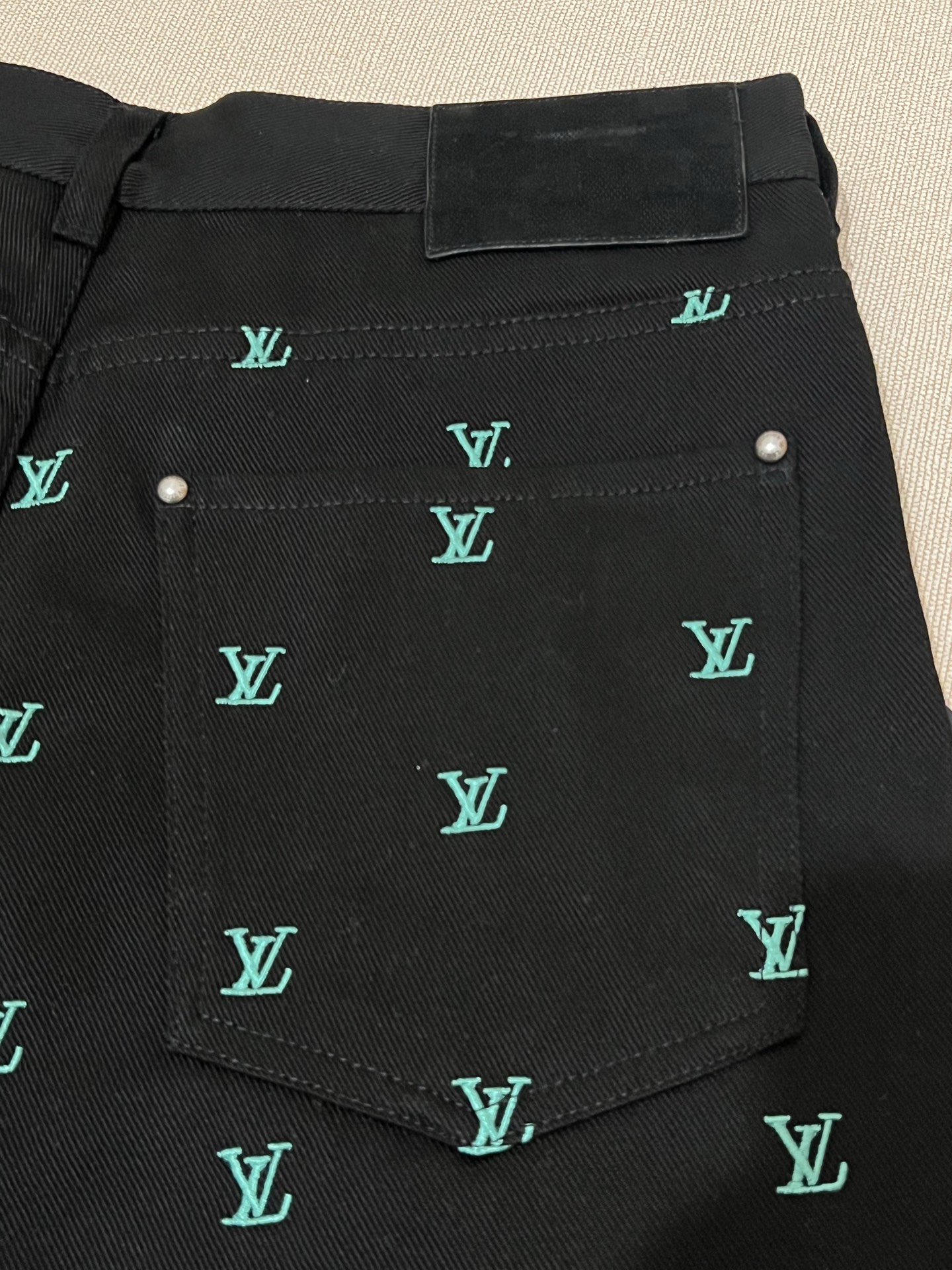 P275💰 Size ：S M L XL
1v 2025FW 秋冬新款
直筒牛仔休闲长裤
黑色水洗丹宁牛仔面料
再以全幅 LV Blason 刺绣
彩色渐变效果全幅标识
后腰处黑色绒面标签

⚠️涉及五金配件建议干洗或反面洗衣袋包裹冷水快速机洗
