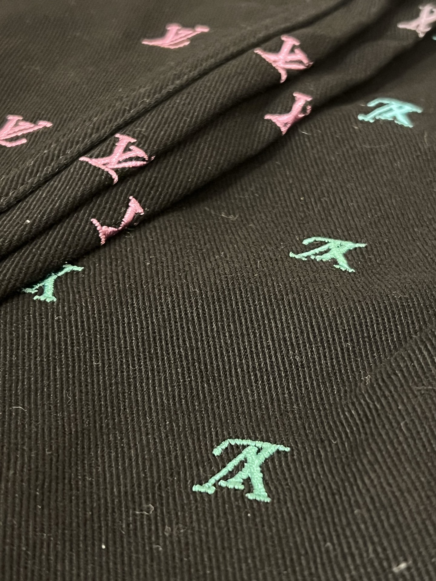 P275💰 Size ：S M L XL
1v 2025FW 秋冬新款
直筒牛仔休闲长裤
黑色水洗丹宁牛仔面料
再以全幅 LV Blason 刺绣
彩色渐变效果全幅标识
后腰处黑色绒面标签

⚠️涉及五金配件建议干洗或反面洗衣袋包裹冷水快速机洗

