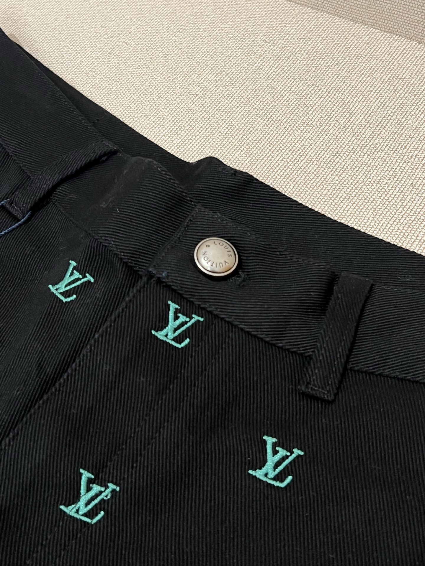 P275💰 Size ：S M L XL
1v 2025FW 秋冬新款
直筒牛仔休闲长裤
黑色水洗丹宁牛仔面料
再以全幅 LV Blason 刺绣
彩色渐变效果全幅标识
后腰处黑色绒面标签

⚠️涉及五金配件建议干洗或反面洗衣袋包裹冷水快速机洗
