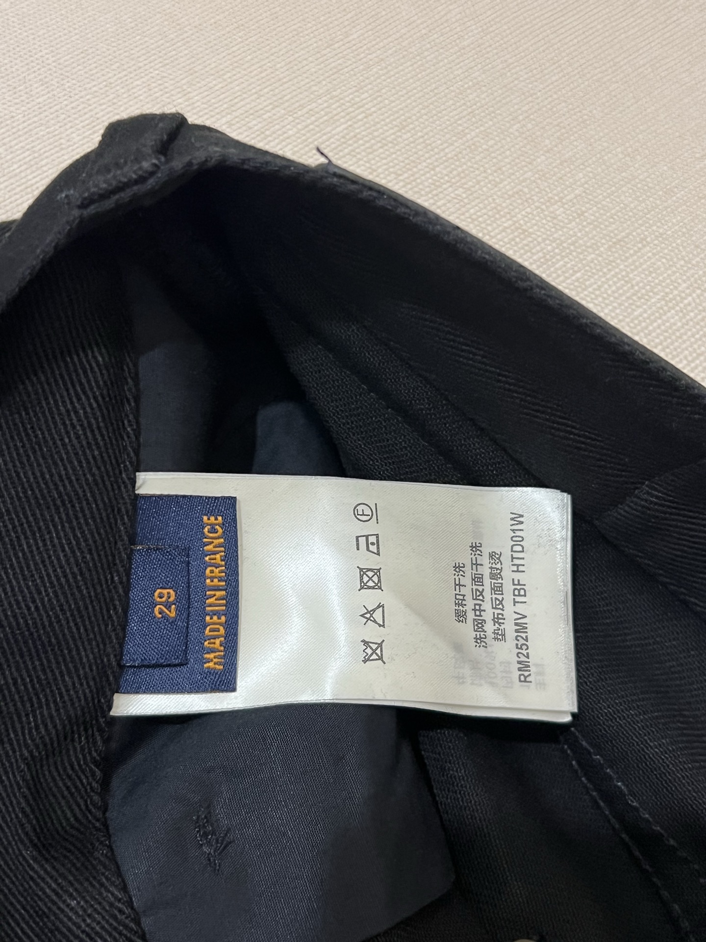 P275💰 Size ：S M L XL
1v 2025FW 秋冬新款
直筒牛仔休闲长裤
黑色水洗丹宁牛仔面料
再以全幅 LV Blason 刺绣
彩色渐变效果全幅标识
后腰处黑色绒面标签

⚠️涉及五金配件建议干洗或反面洗衣袋包裹冷水快速机洗

