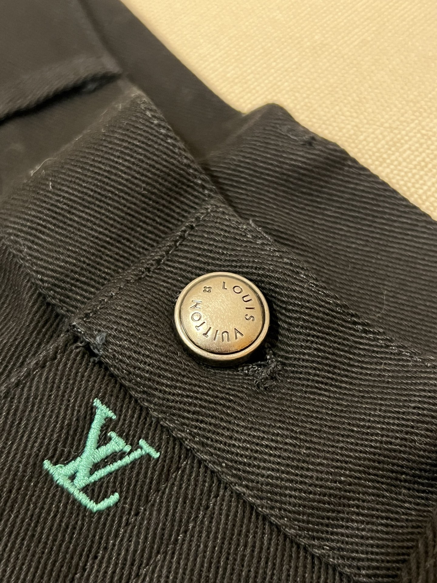 P275💰 Size ：S M L XL
1v 2025FW 秋冬新款
直筒牛仔休闲长裤
黑色水洗丹宁牛仔面料
再以全幅 LV Blason 刺绣
彩色渐变效果全幅标识
后腰处黑色绒面标签

⚠️涉及五金配件建议干洗或反面洗衣袋包裹冷水快速机洗
