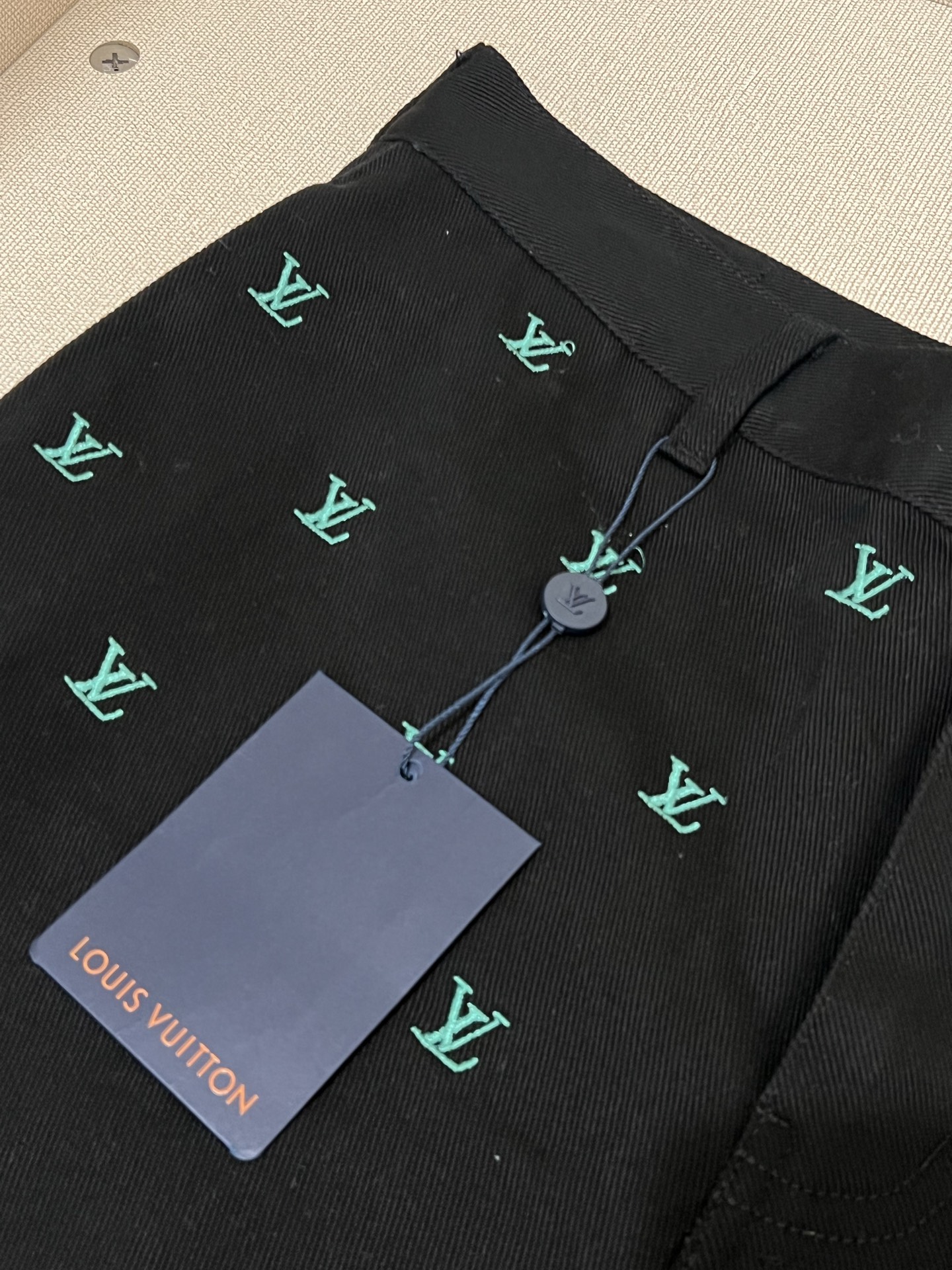 P275💰 Size ：S M L XL
1v 2025FW 秋冬新款
直筒牛仔休闲长裤
黑色水洗丹宁牛仔面料
再以全幅 LV Blason 刺绣
彩色渐变效果全幅标识
后腰处黑色绒面标签

⚠️涉及五金配件建议干洗或反面洗衣袋包裹冷水快速机洗
