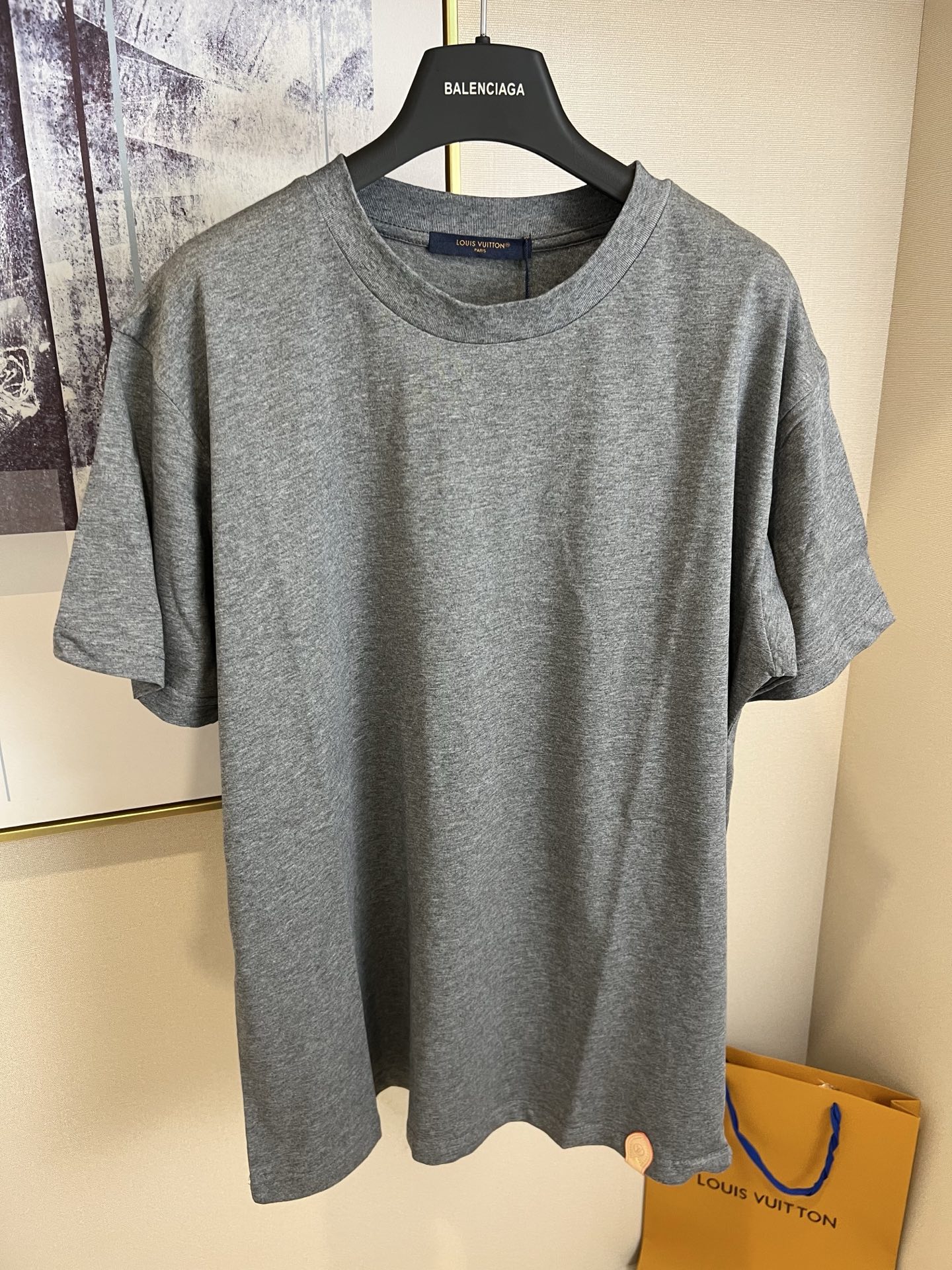 P125 Tallas: S/M/L/XL, unisex. 1V Louis casa 2026FW, estilo old money simple y discreto. Esta camiseta de manga corta e…