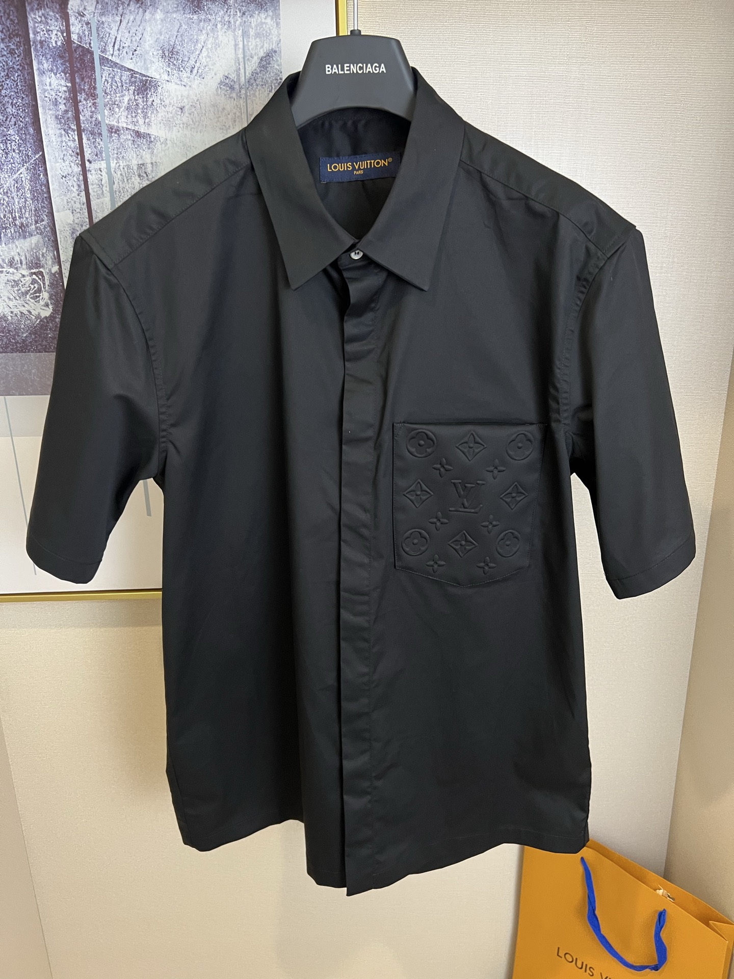 P160 Size:S/M/L/XL 白/黑2️⃣色 1V2026ss新款压花短袖衬衫、本款短袖衬衫取材棉质舒适面料，隐藏式前襟烘托简洁风范，可为早春造型注入考究格调。胸前贴袋的 Monogram 经典压纹再添优雅笔触.采用棉质面料制成，…