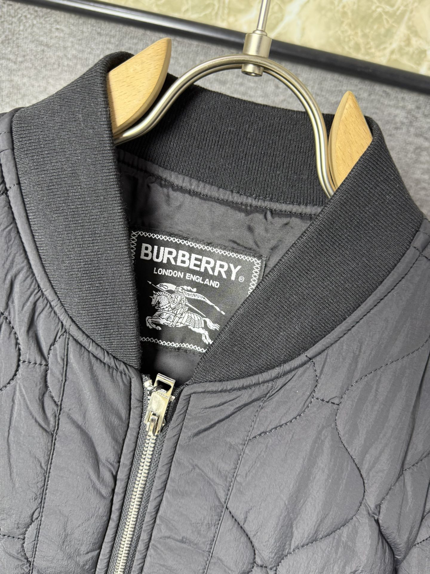 Burberry巴宝莉2024FW秋冬新品2024秋冬新款经典格纹+战马士徽标本款尼龙羽绒棉服充盈填充生