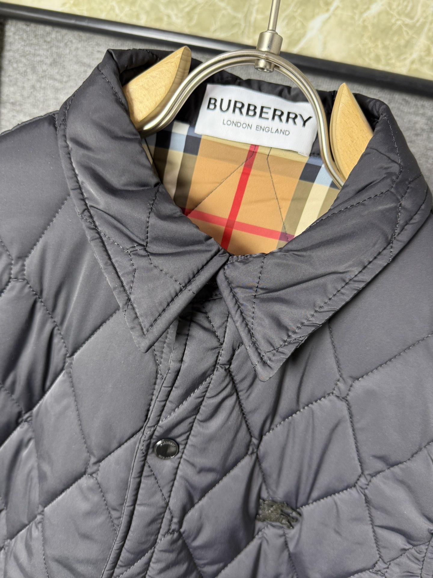 Burberry巴宝莉2024FW秋冬新品2024秋冬新款经典格纹+战马士徽标本款尼龙羽绒棉服充盈填充生