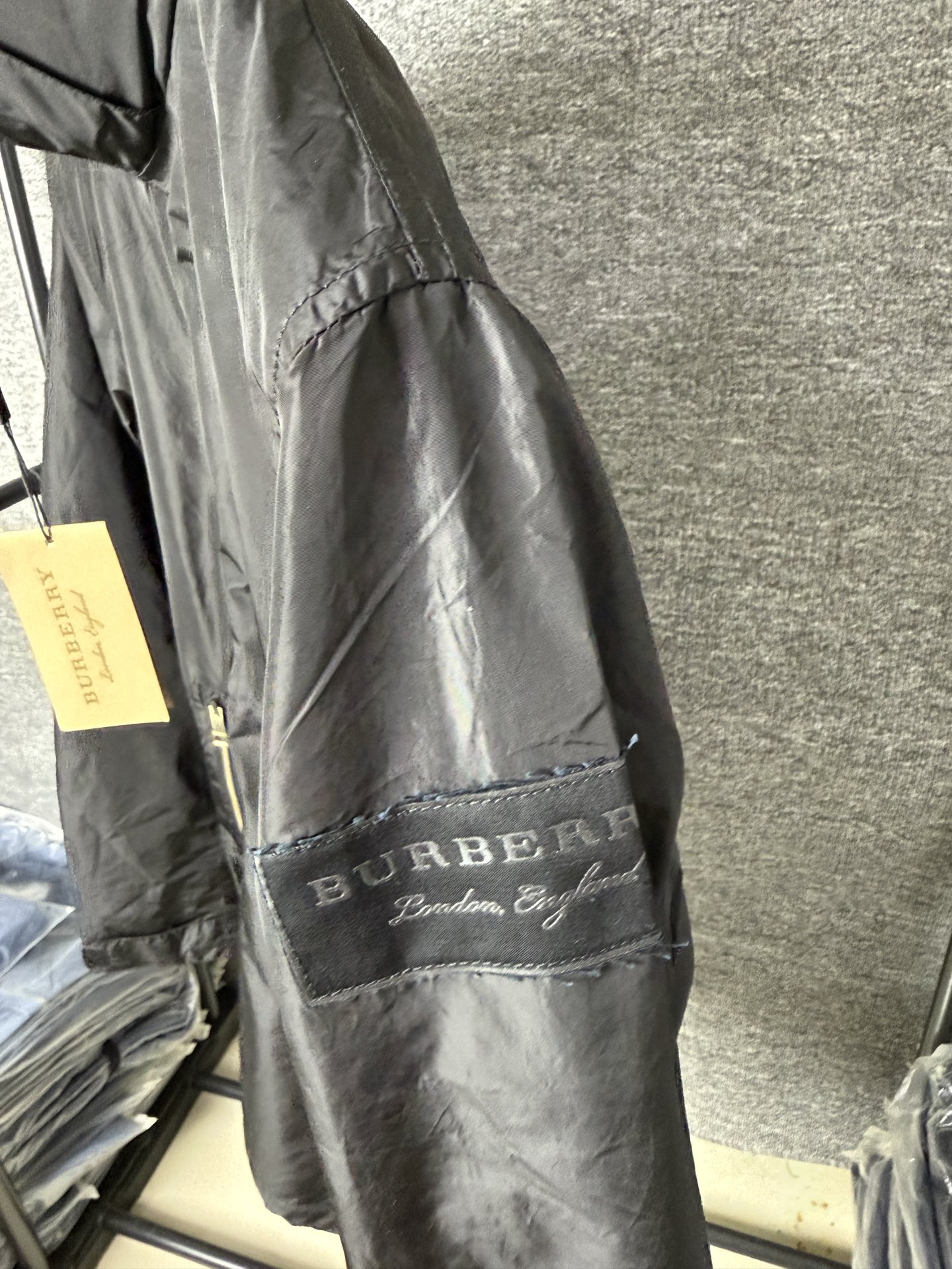 Burberry巴宝莉24年早秋连帽新款休闲小立领立领里有帽子隐藏式可以随意选择性价比超级高的休闲外套！