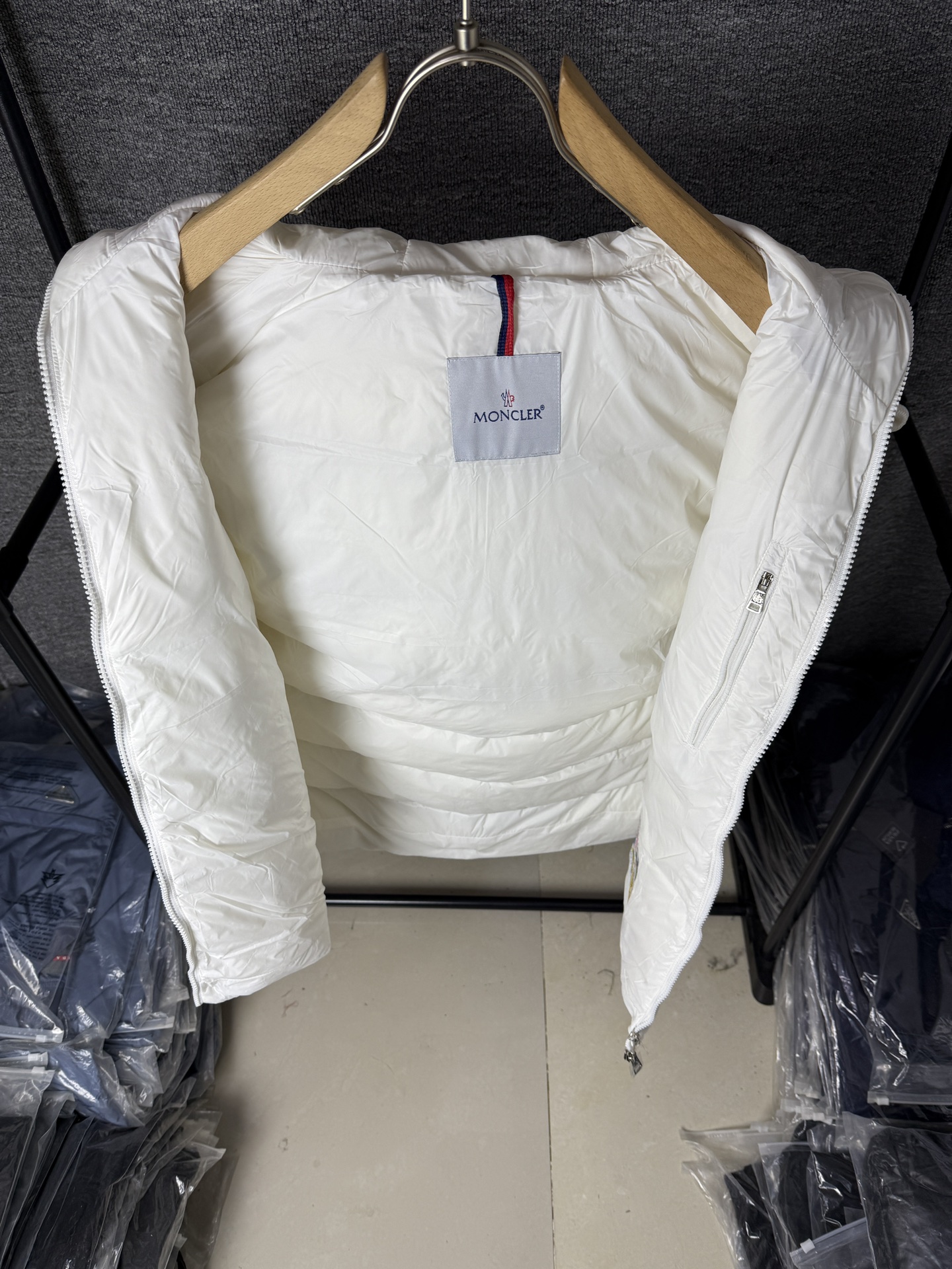 最新moncler/蒙口羽绒背心蒙家王牌尖货镇店之宝迟来的渠道好货好款！Luiro系列蒙口王牌渠道单最经