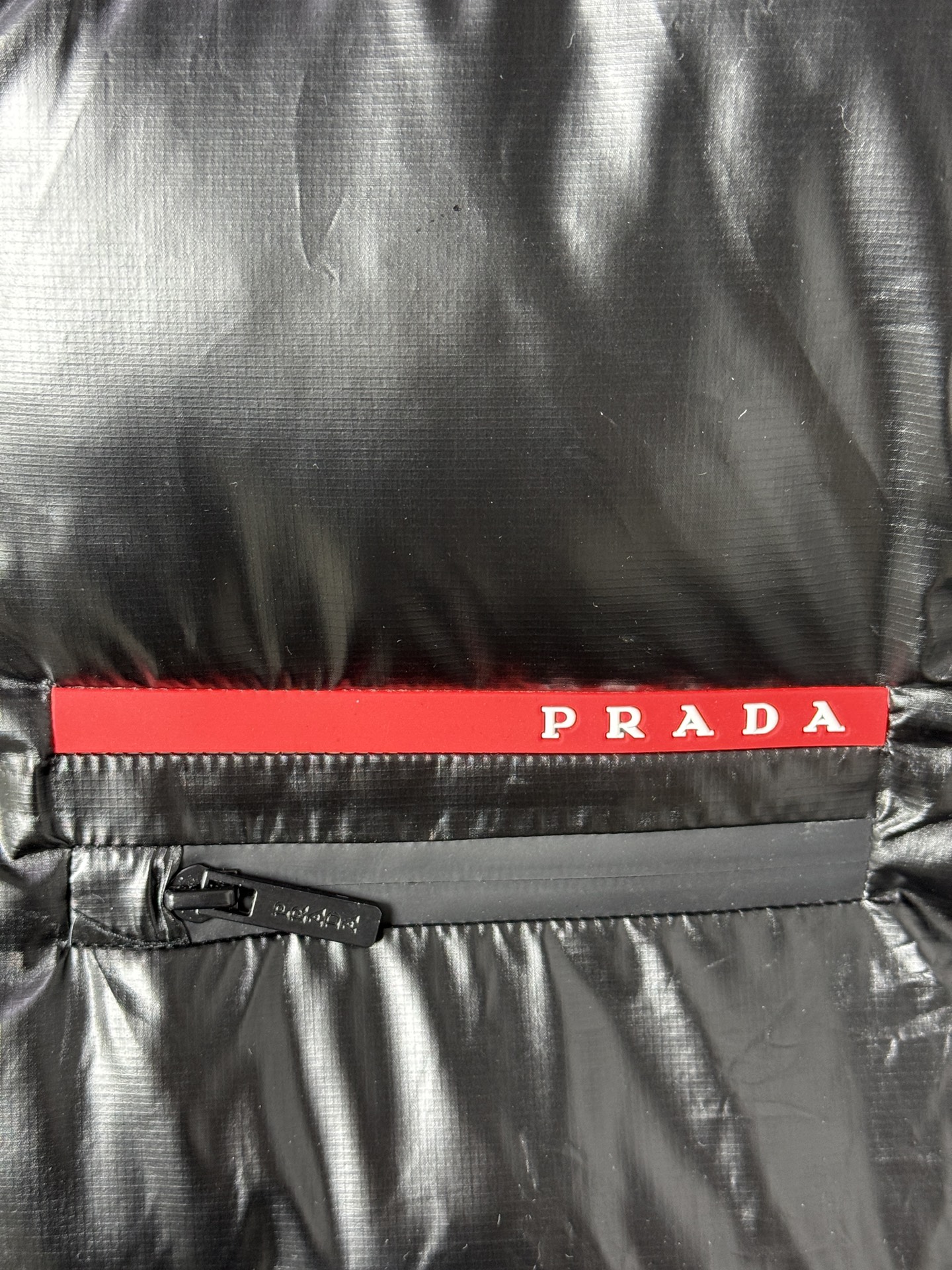 PRAD*秋冬新款羽绒马甲蓬松度极好填充物饱满轻便不压身时尚简约内搭卫衣毛衣都非常合适定制原版进口五金保