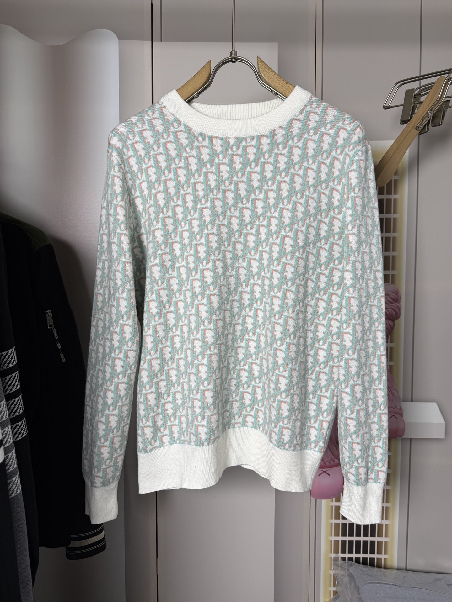 NO:596292,Dior's new 2025 autumn and winter wool sweater is made of high-quality Italian imported wool blended fabrics, high-density knitting, fashionable and versatile sweater, and very handsome. The classic logo is more durable and less likely to deform, and the counter version can be easily held in various styles. The classic fashion style that is sought after every year has become popular all over the world!  Size M-3XL (please state your height and weight when placing an order), dior, sweaters, alexander wang19860909迪奥 2025秋冬新款羊毛毛衣 高品质意大利进口羊毛混纺面料,高密度针织,时尚百搭毛衣,帅气十足.经典Logo标志 更耐穿更加不易变形,专柜版型,各种风格都能轻松Hold住,年年被追捧的经典时尚款 已经风靡全球！ 码数M-3XL(下单请报身高体重),,dior,sweaters,alexander wang,Men's clothing