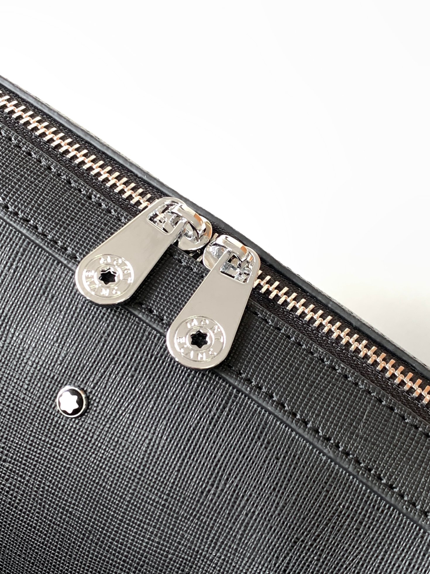 Montblanc # 货万宝龙新款公事包，光泽好上档次，高纤维布裡， 五金配件，质量超赞。尺寸：38x28x6