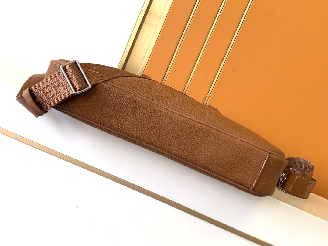 Montblanc 公文包型号：7046-1土黄色# 货爱玛意大利专用头层牛皮 手感 柔软细腻